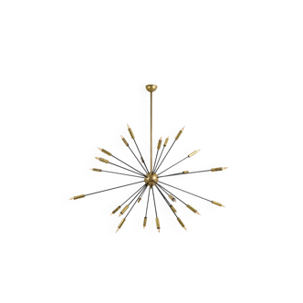 Lustre de forme Spoutnik en laiton doré patiné et laqué noir. Contemporain.