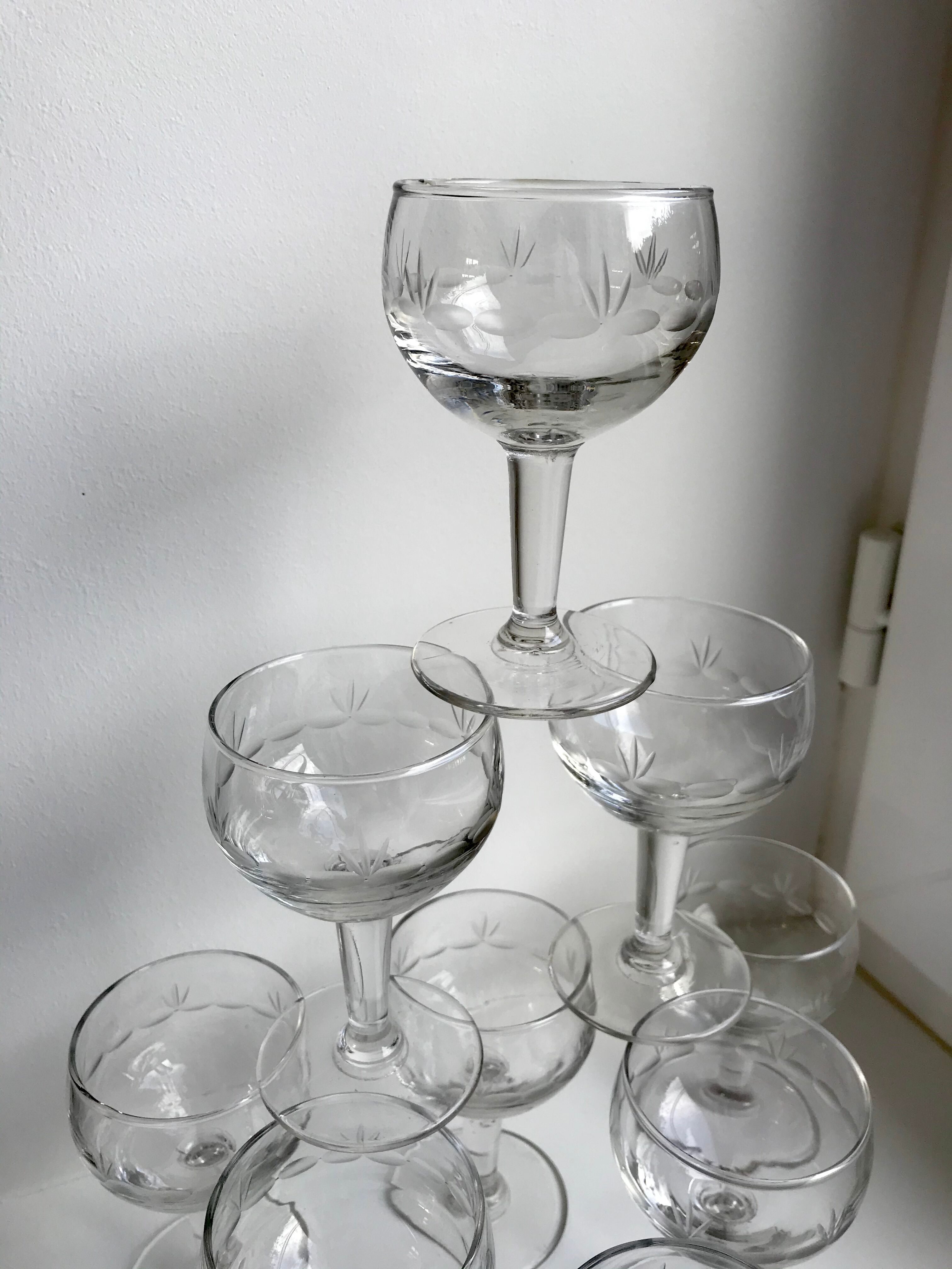 Set of 8 crystal wine glasses engraved 40-50s