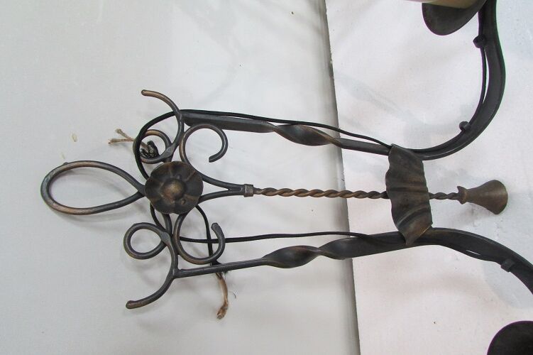 Paire d'appliques murales en fer couleur bronze
