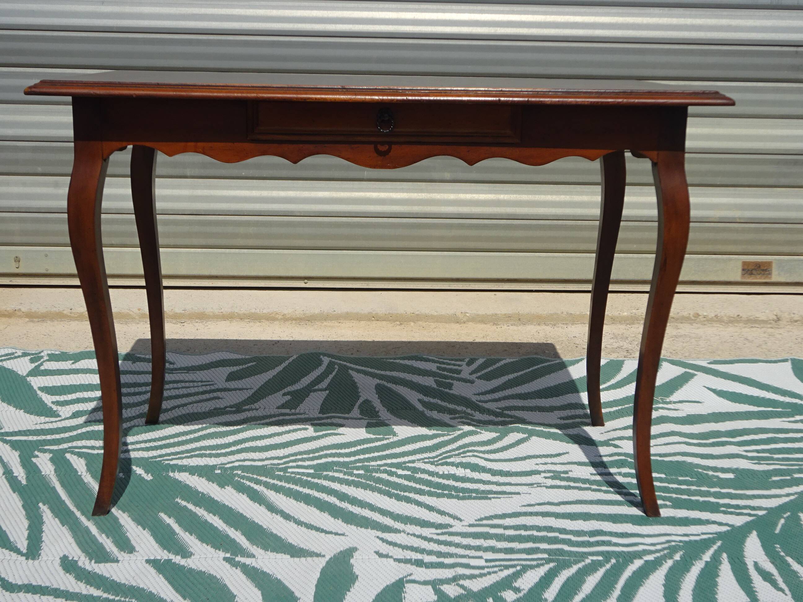 Petit bureau en bois de style Louis XV