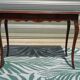 Petit bureau en bois de style Louis XV