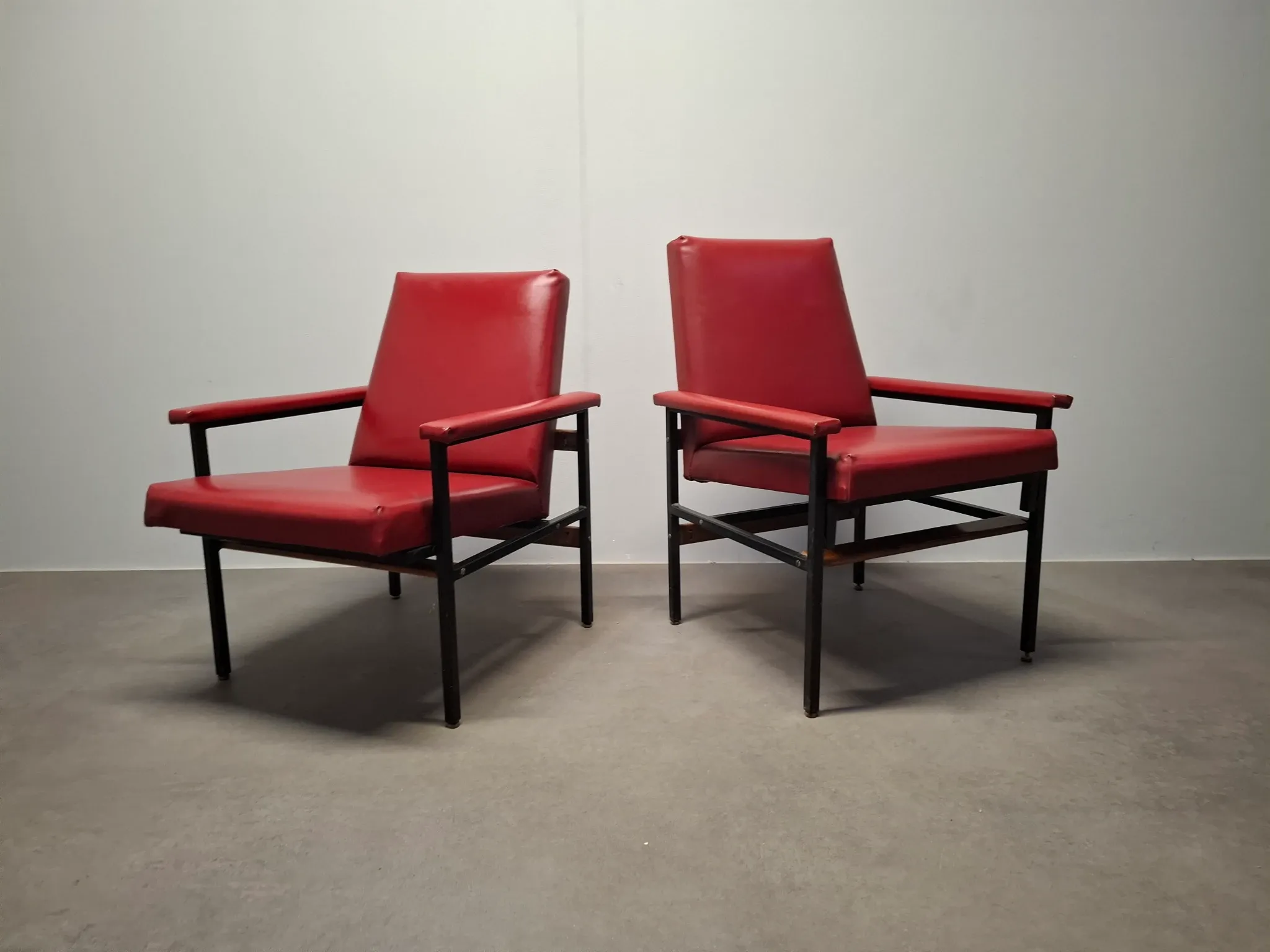 Ensemble de 3 fauteuils rouges de style mid-century moderne, Tchécoslovaquie, années 1970.