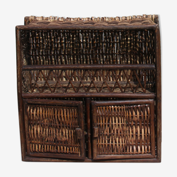 Armoire de poupée en rotin et bois