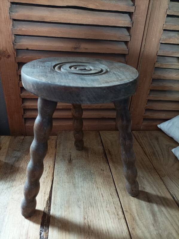 Solid wood stool with patinated tripod legs dpmc 0923224