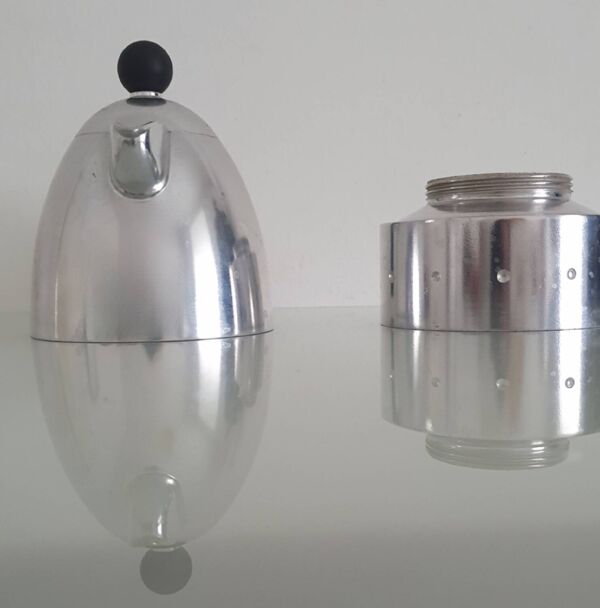 Cafetière Pelicano de la marque Alessi par Michael Graves (1995)