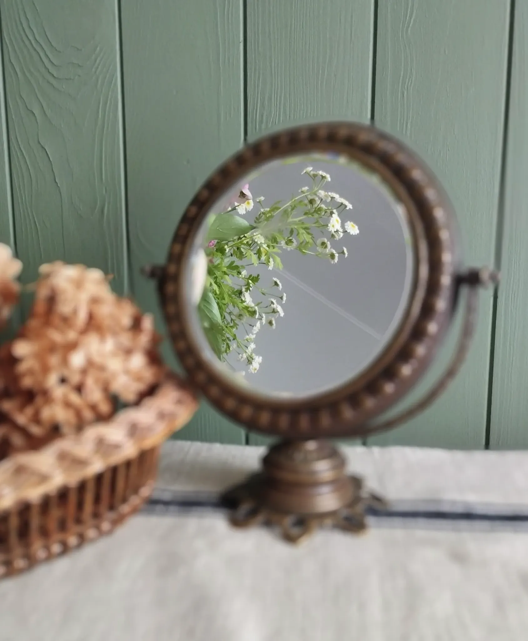 Small tabletop psyché mirror in brass