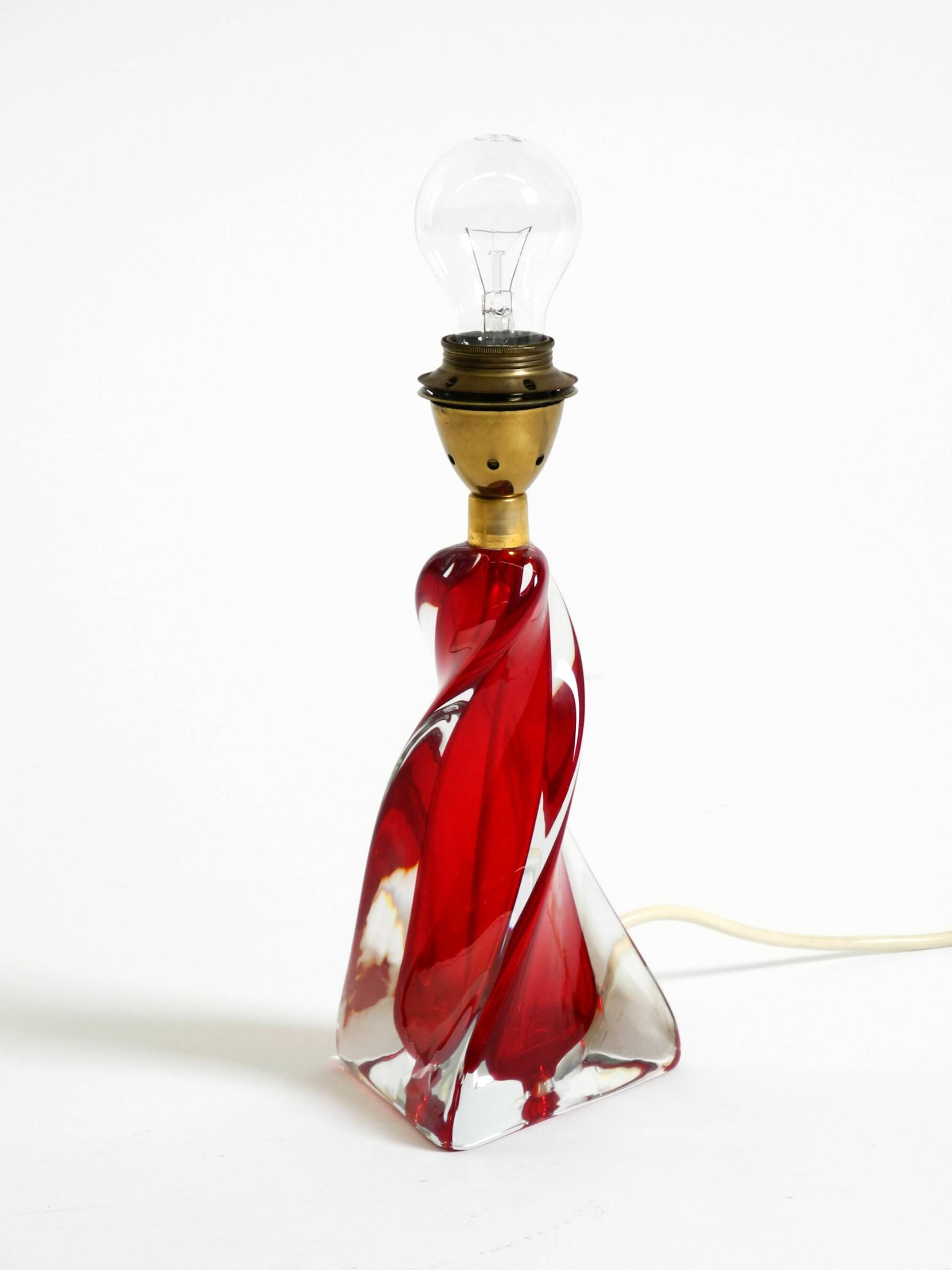 Lampe de table du milieu du siècle en verre cristal solide rouge et transparent.