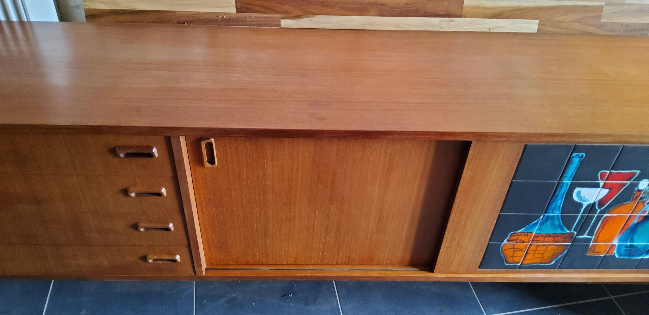 Sidbeoard with sliding doors and ceramic decoration