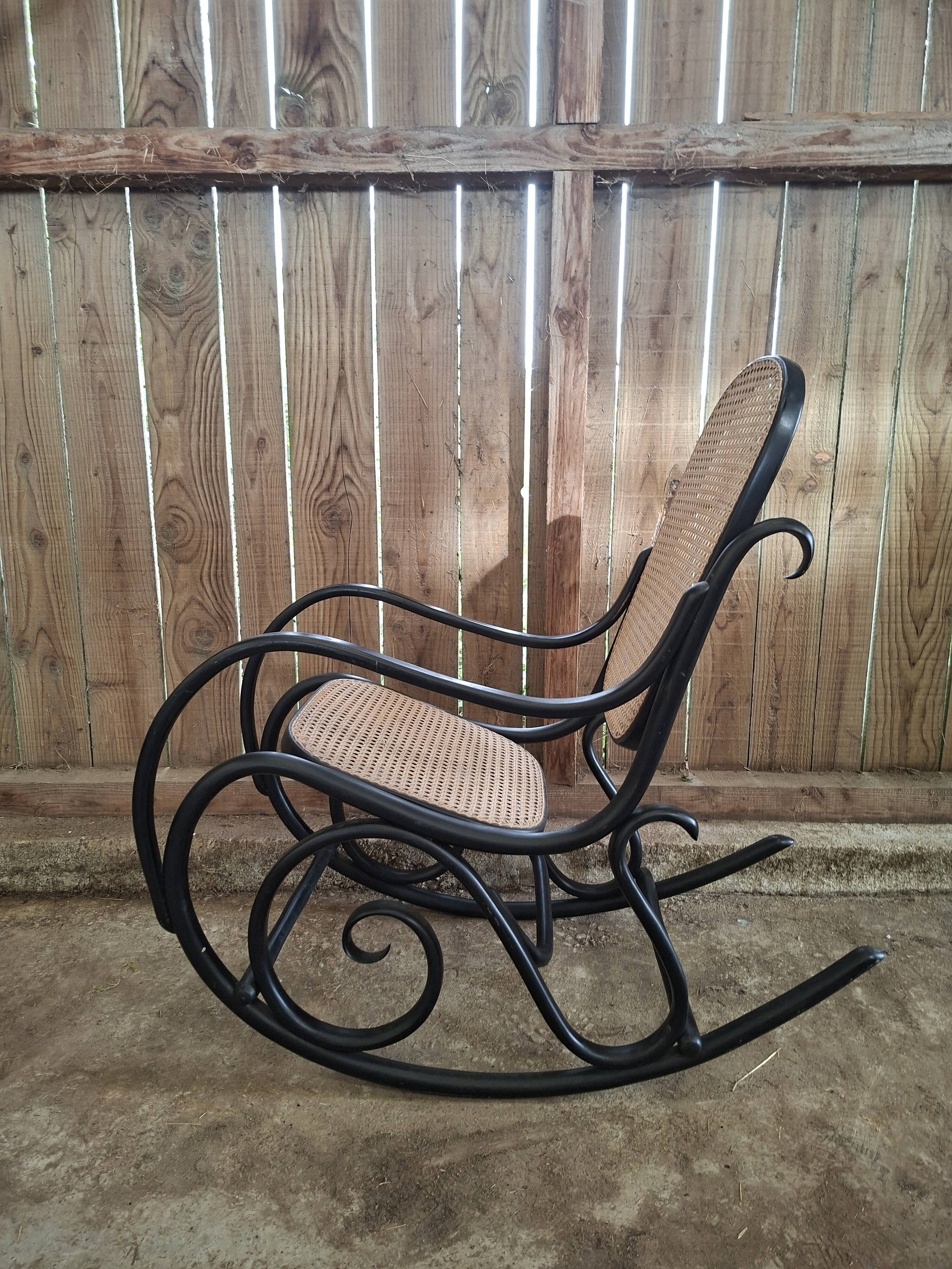Rocking-chair en bois courbé et cannage – esprit Thonet – XXe siècle (br)