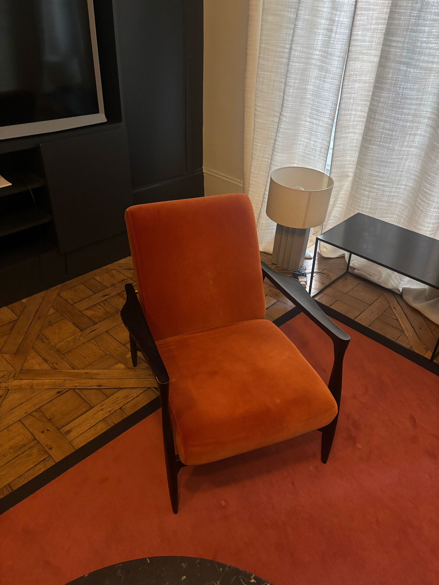 Floating armchair in fox velvet Red Edition