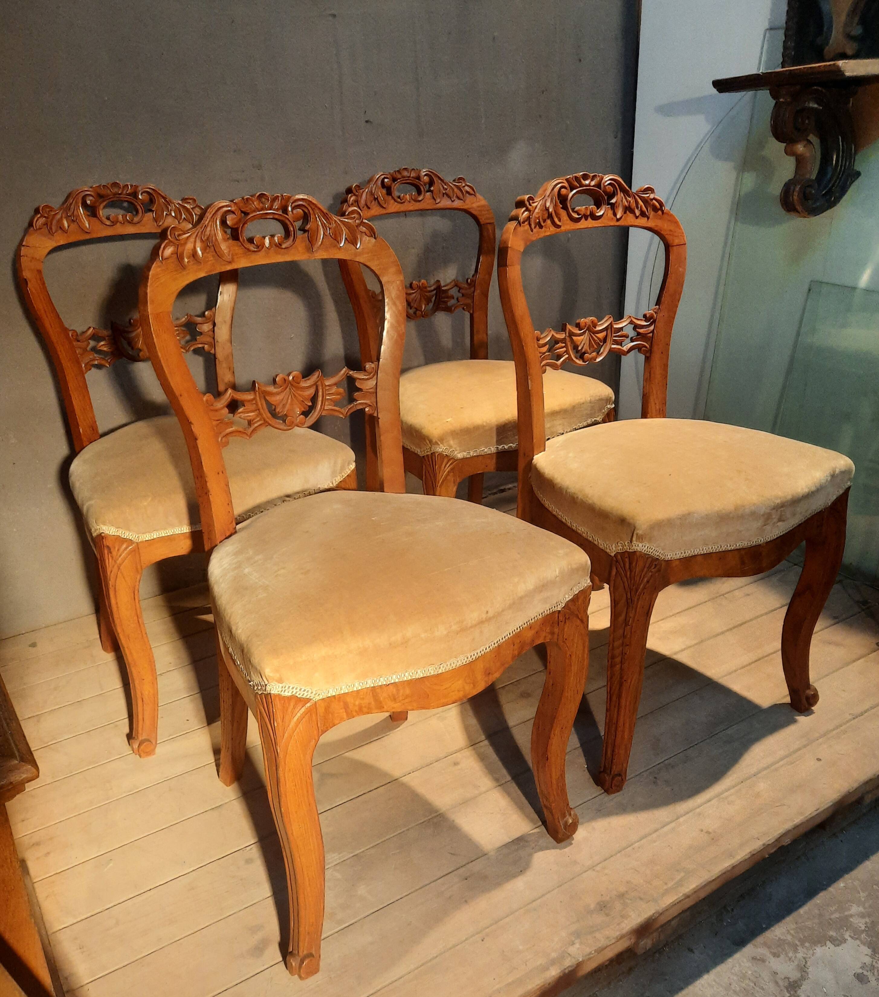 Set of 4 blond braked chairs