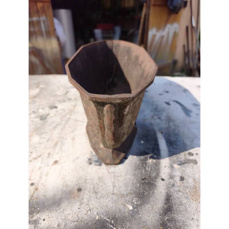 Cast iron planter from 1900 by the Charleville-Mézières establishments.