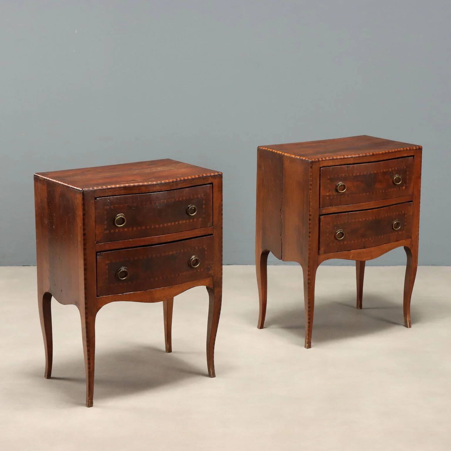 Pair of walnut bedside tables in Barocchetto style
