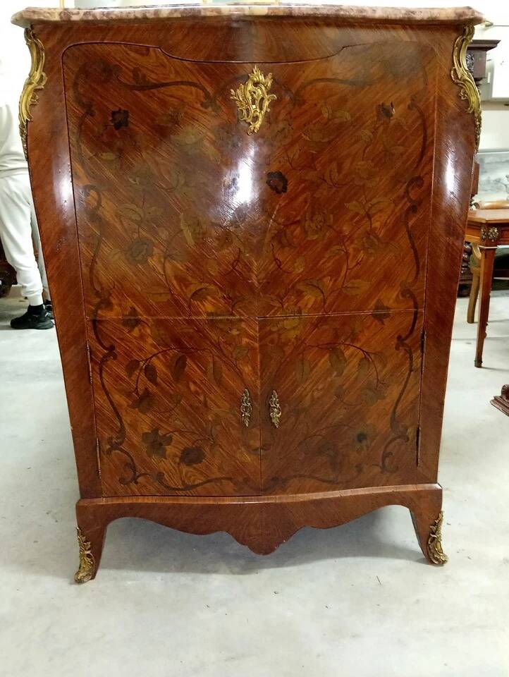 Important Louis XV secretary, in floral marquetry and rich.