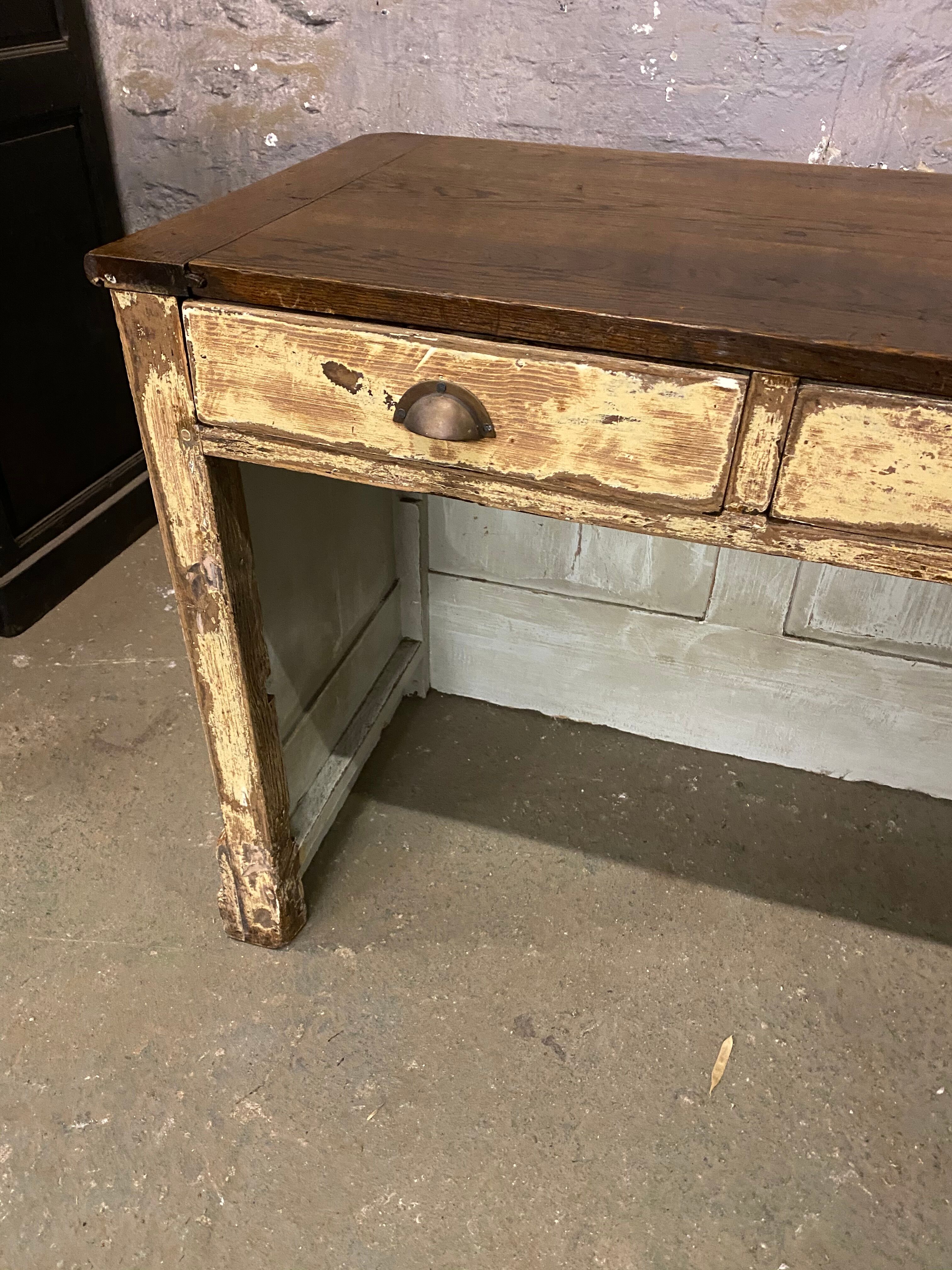 Ancien comptoir patiné
