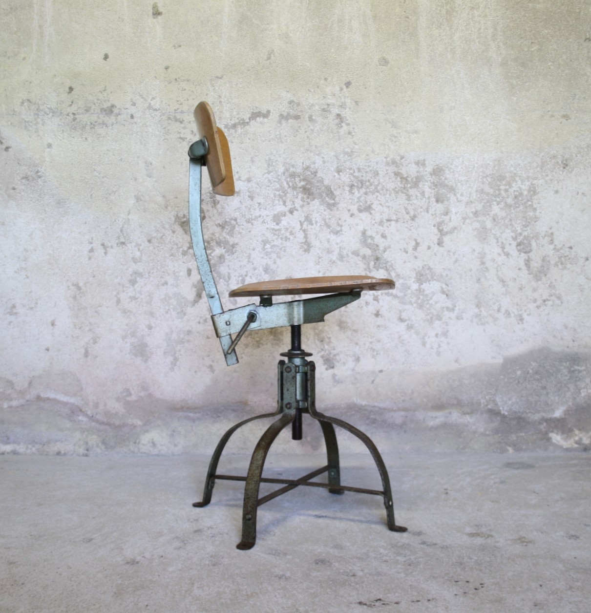 Bienaise workshop chair