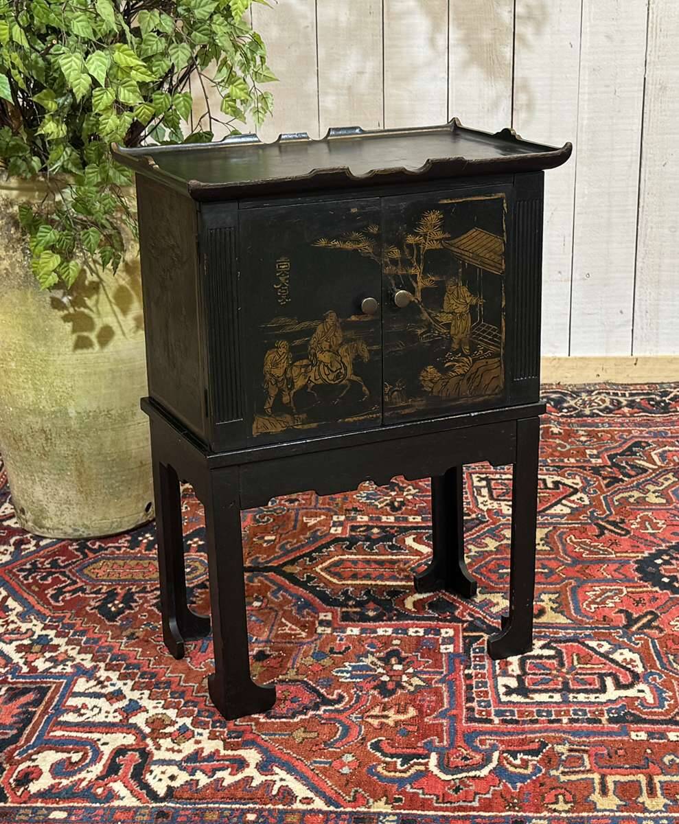 Small painted pine buffet from the 1950s, with Asian decor.