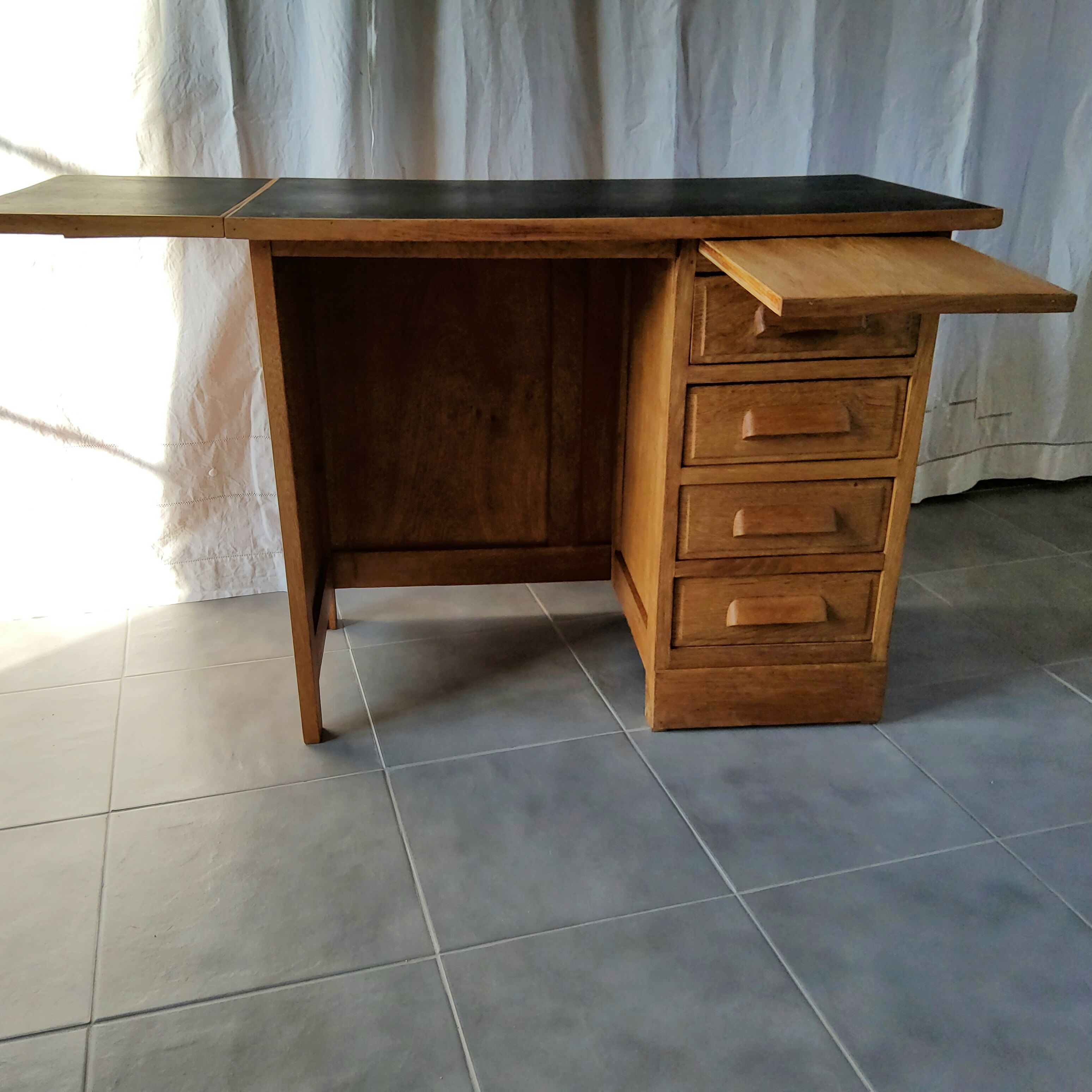 Expandable child desk