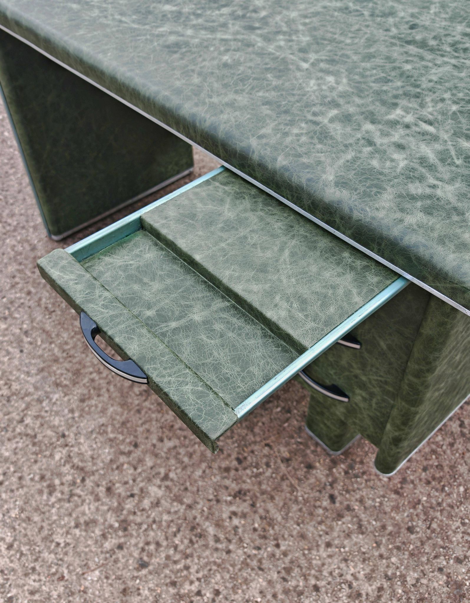 Art Deco or Bauhaus desk in metal covered with leather, Gio Ponti style.