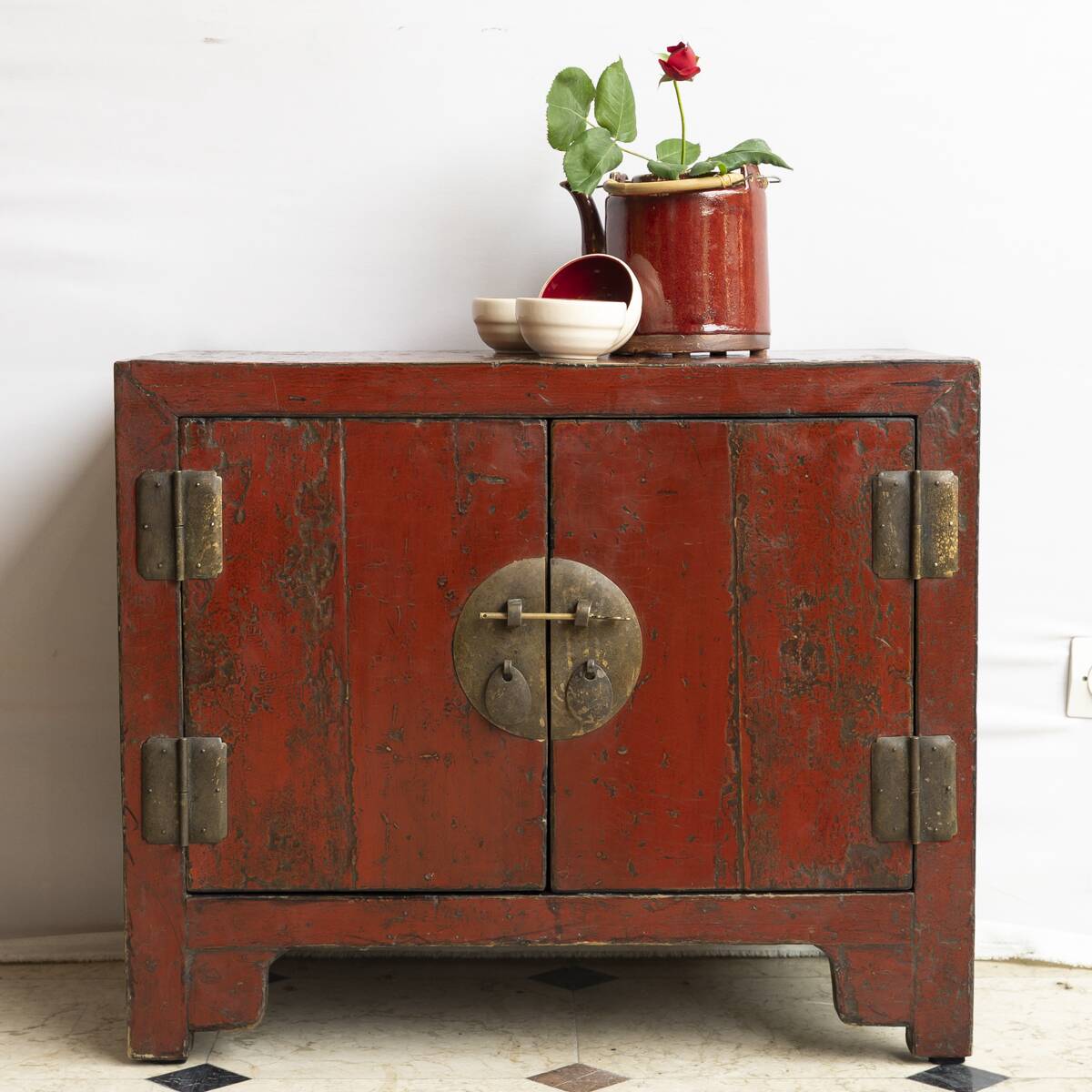 Petit cabinet en orme laqué rouge