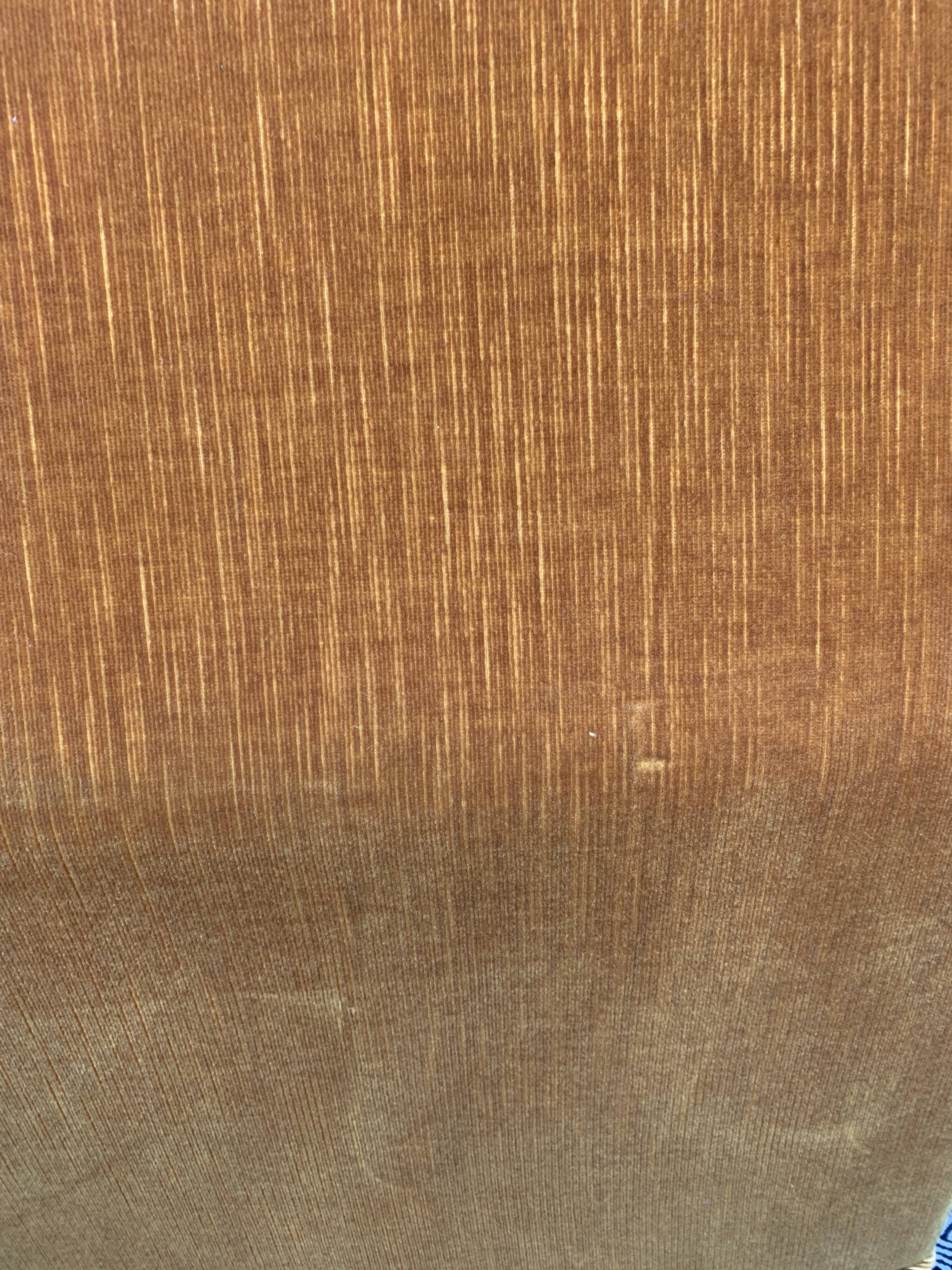 Paire de fauteuils crapauds doré en velours
