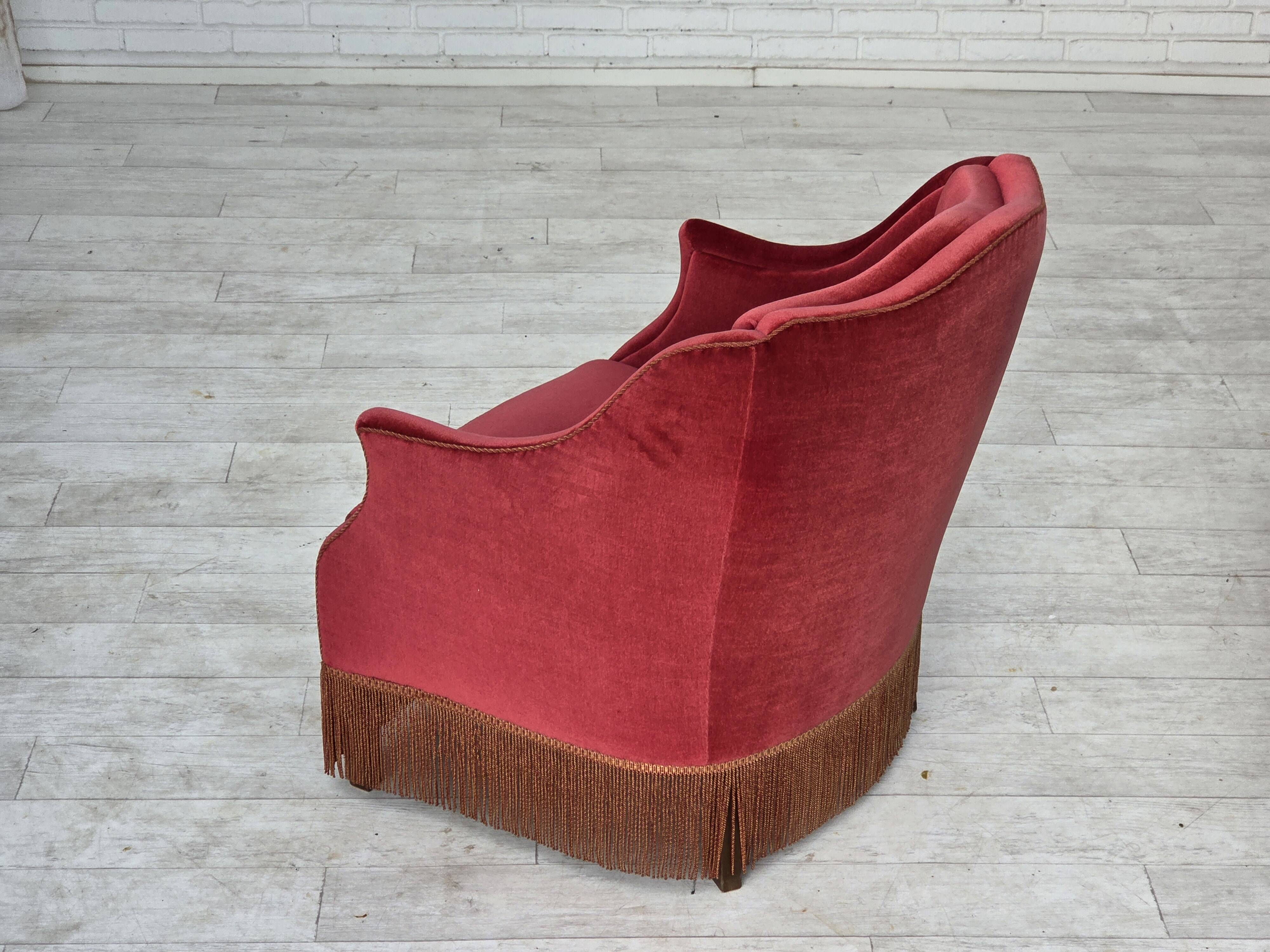 Fauteuil danois des années 1970, velours de mobilier, pieds en bois d'orme.