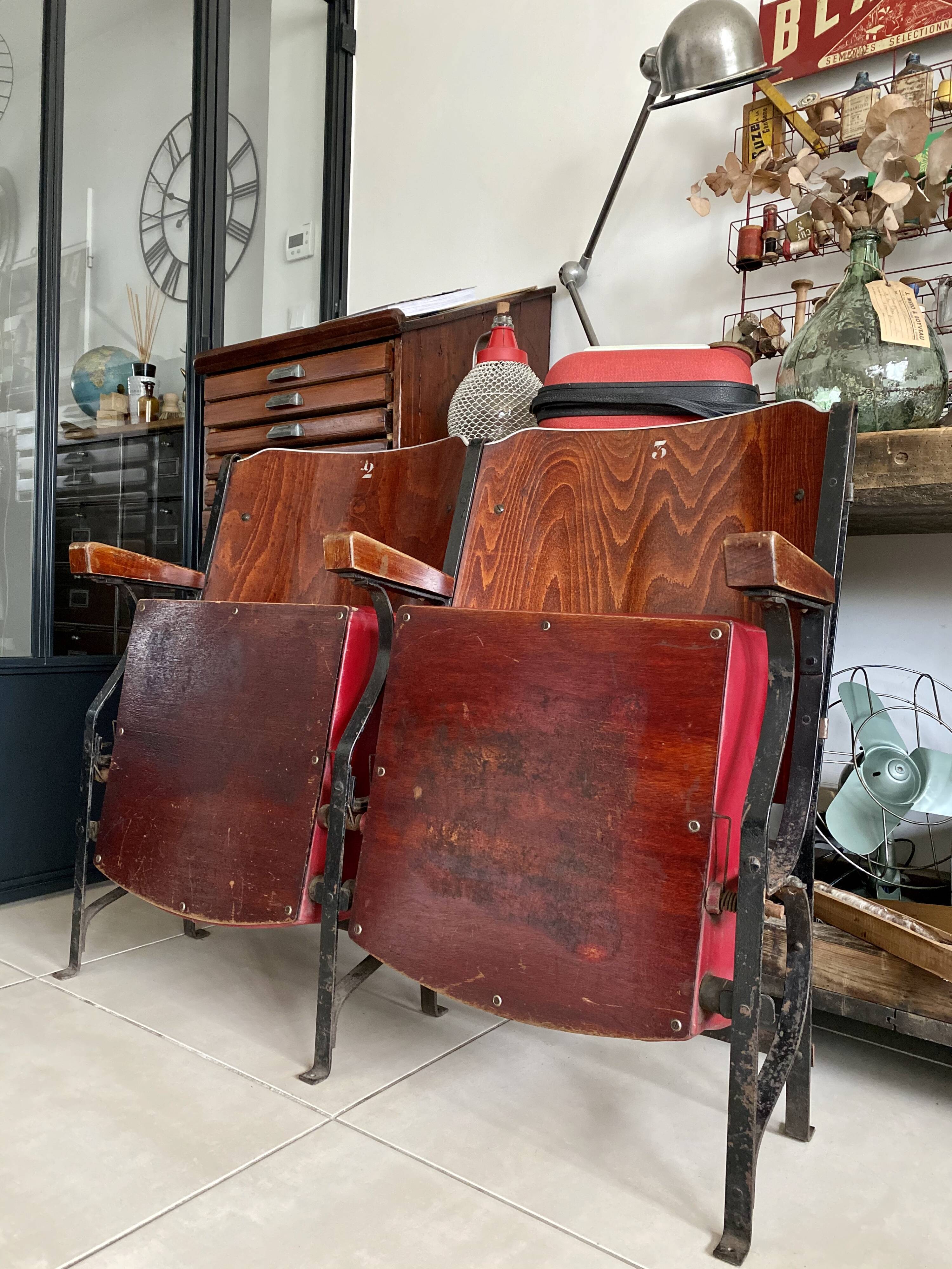 Paire de fauteuils de cinéma vintage