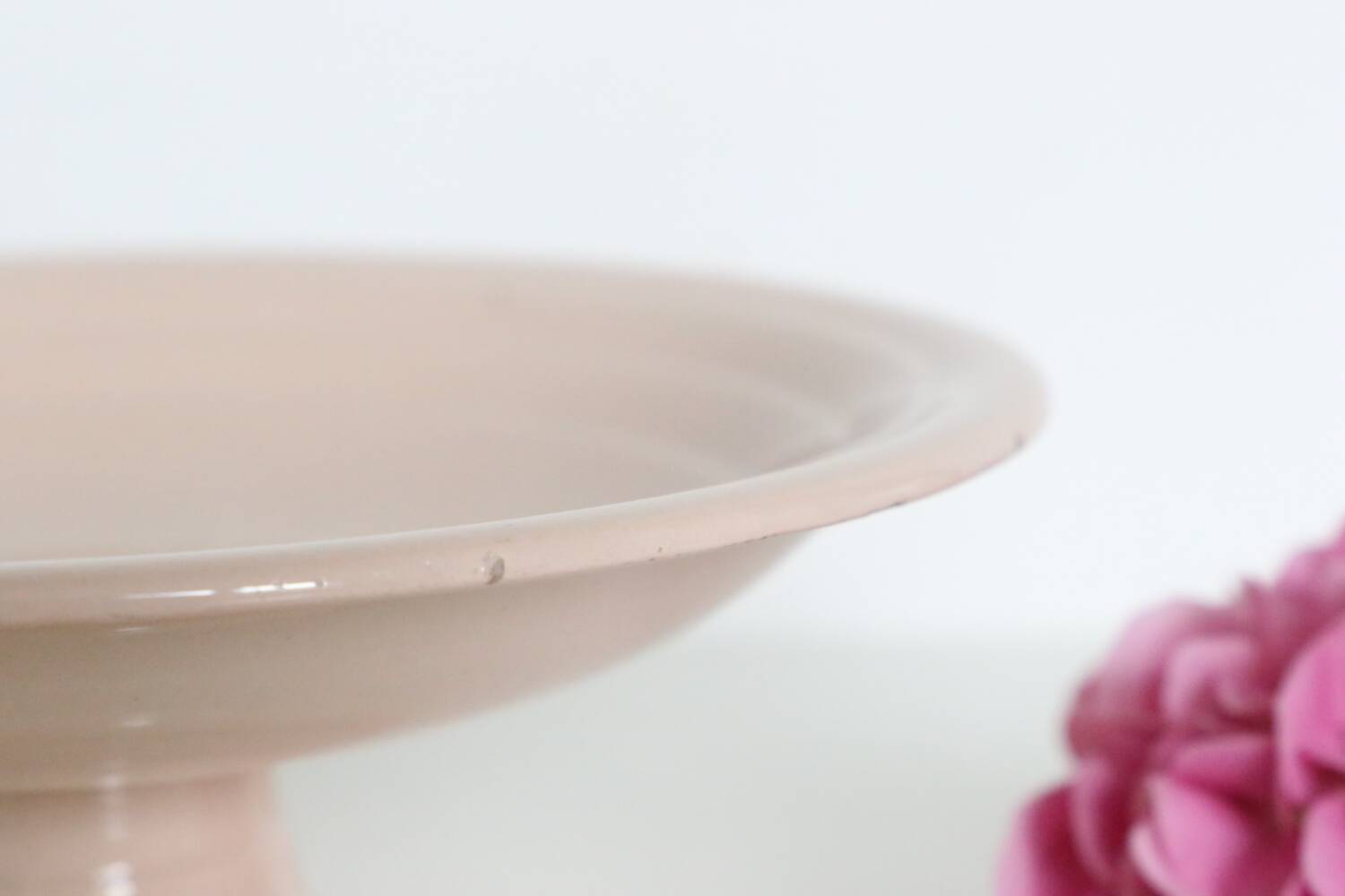 Plat piédouche en céramique rose, 1950