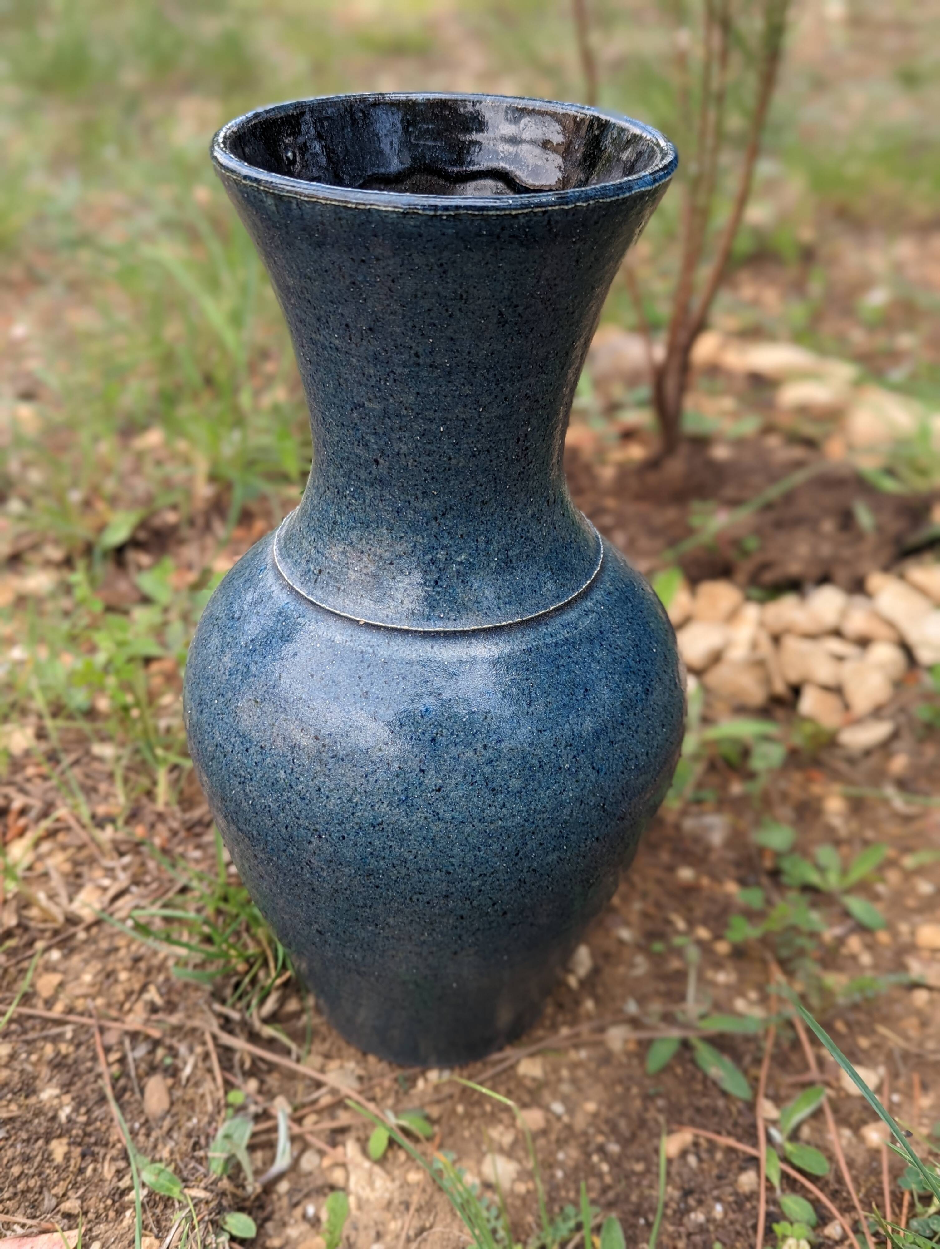 Accolay, ceramic vase