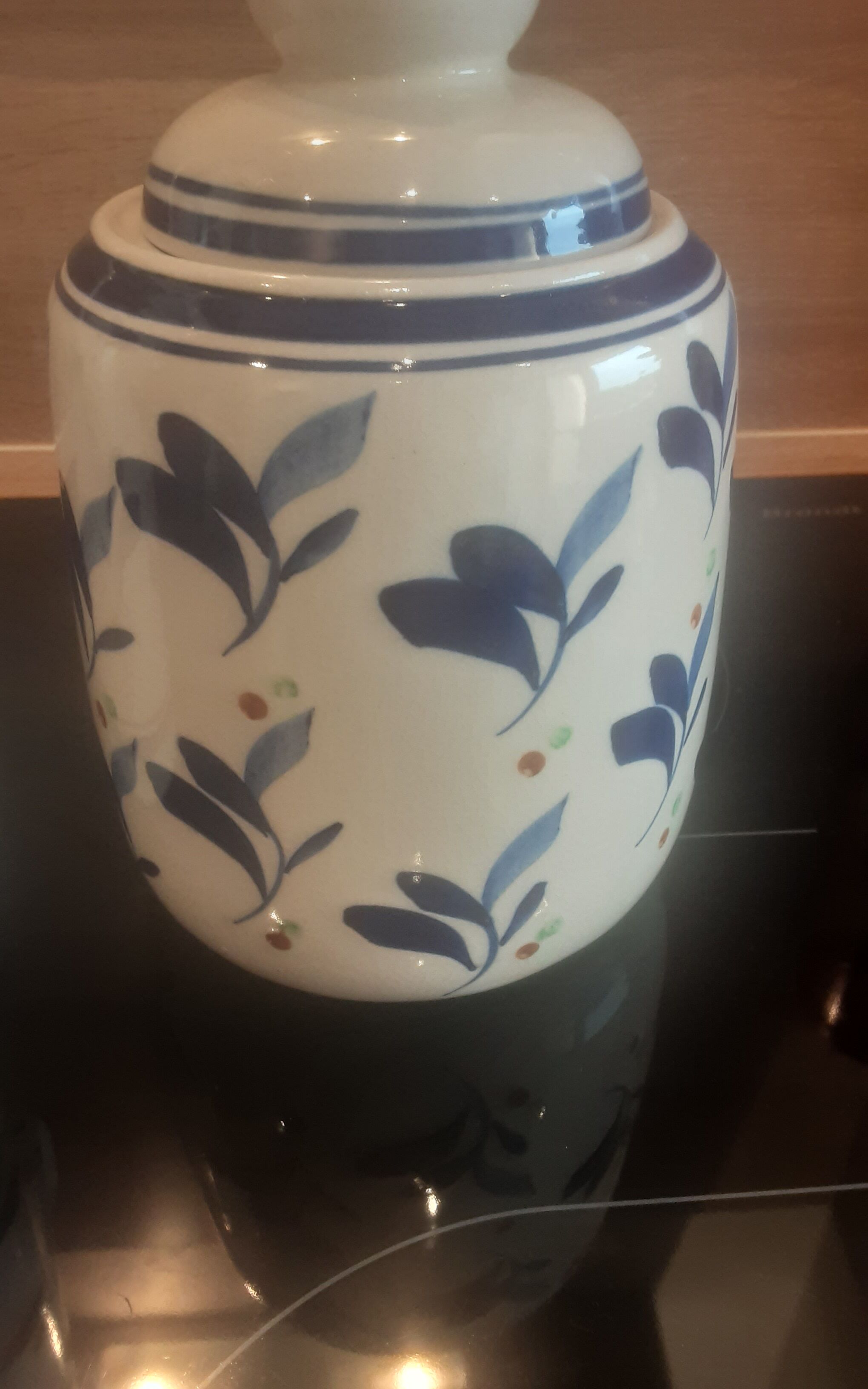 Lot decanter and cracked earthenware pot