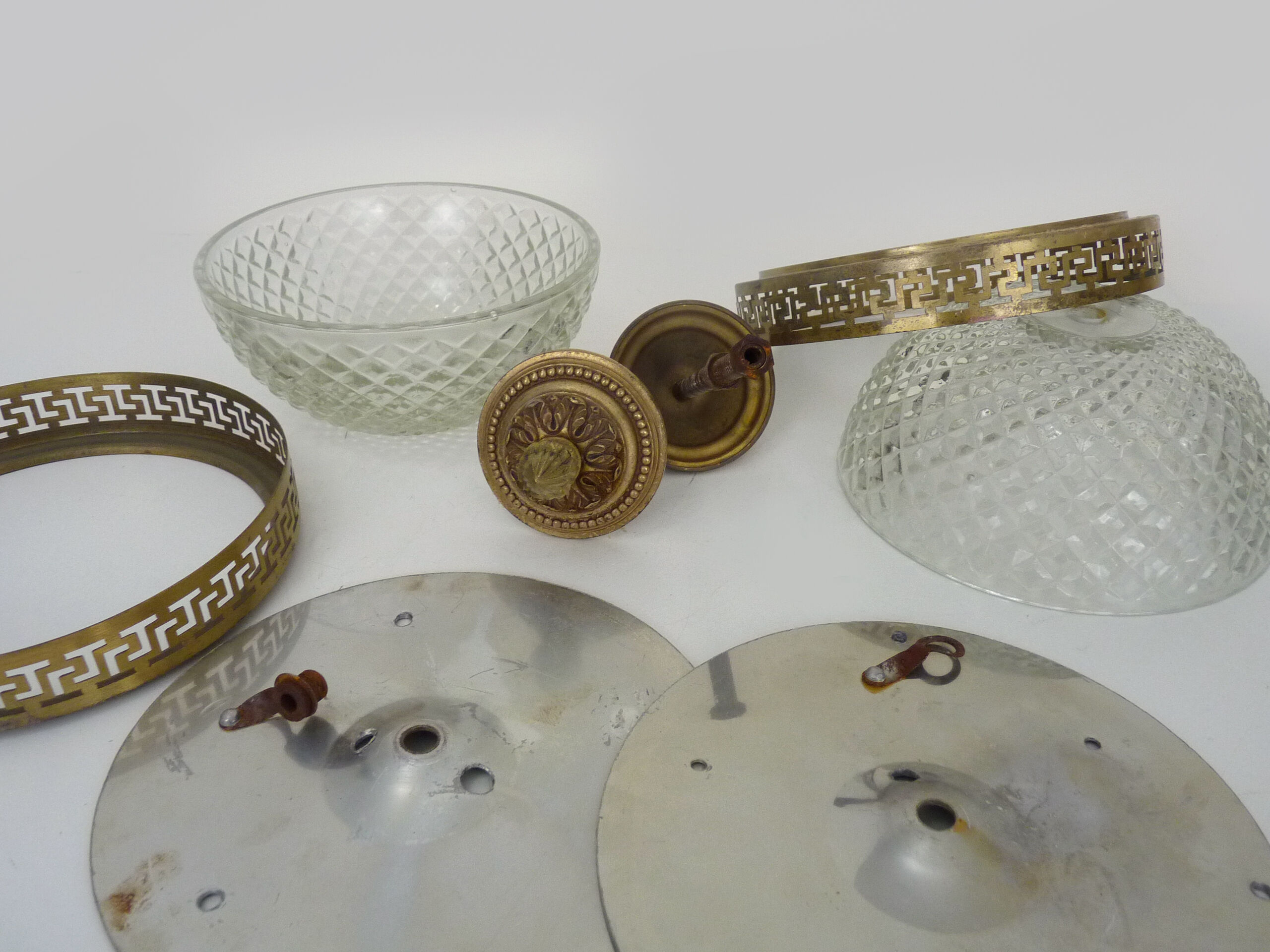 Paire d'appliques ou plafonnier de style victorien en laiton et verre diamant. Année 50 60