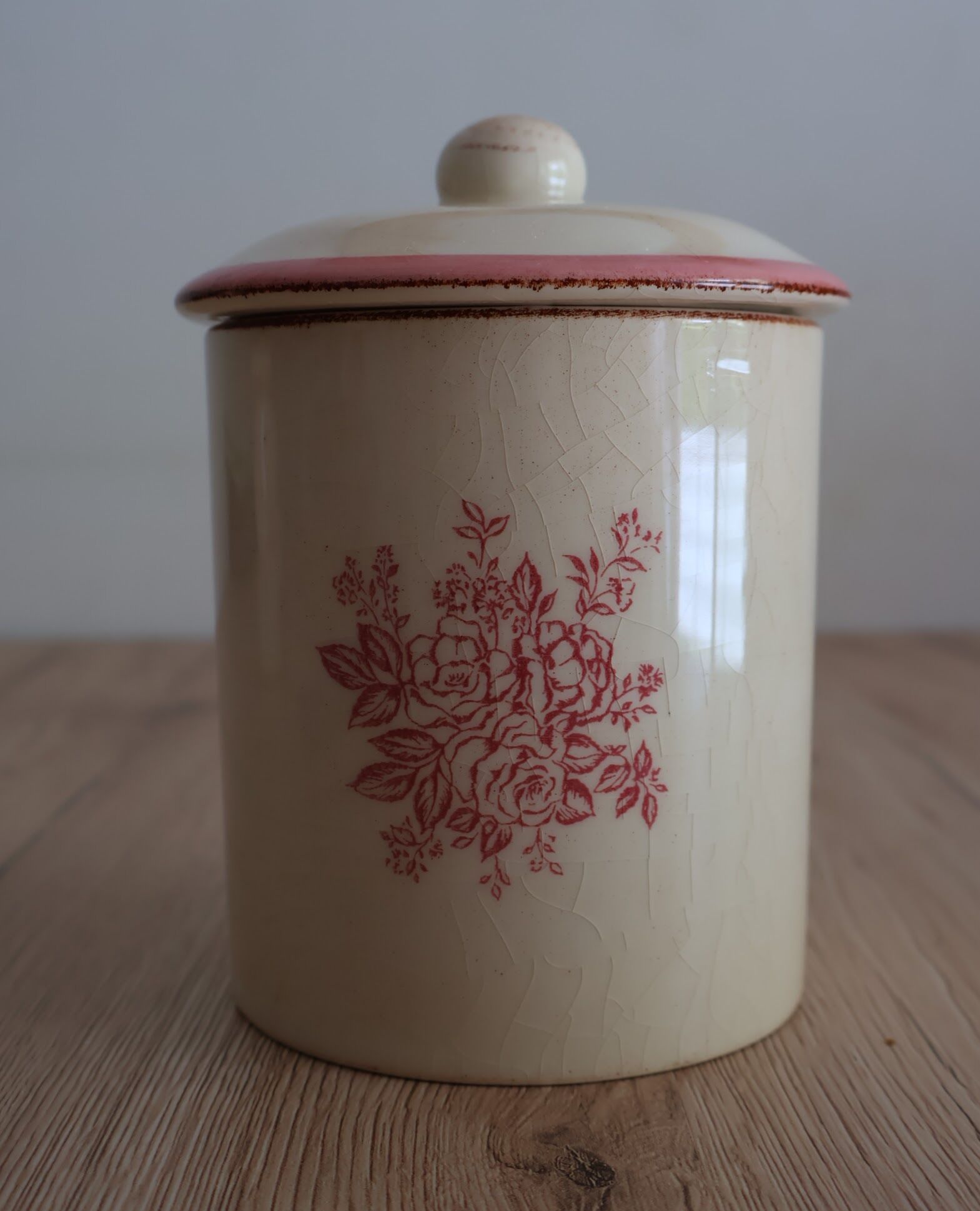Spice jar with floral lid