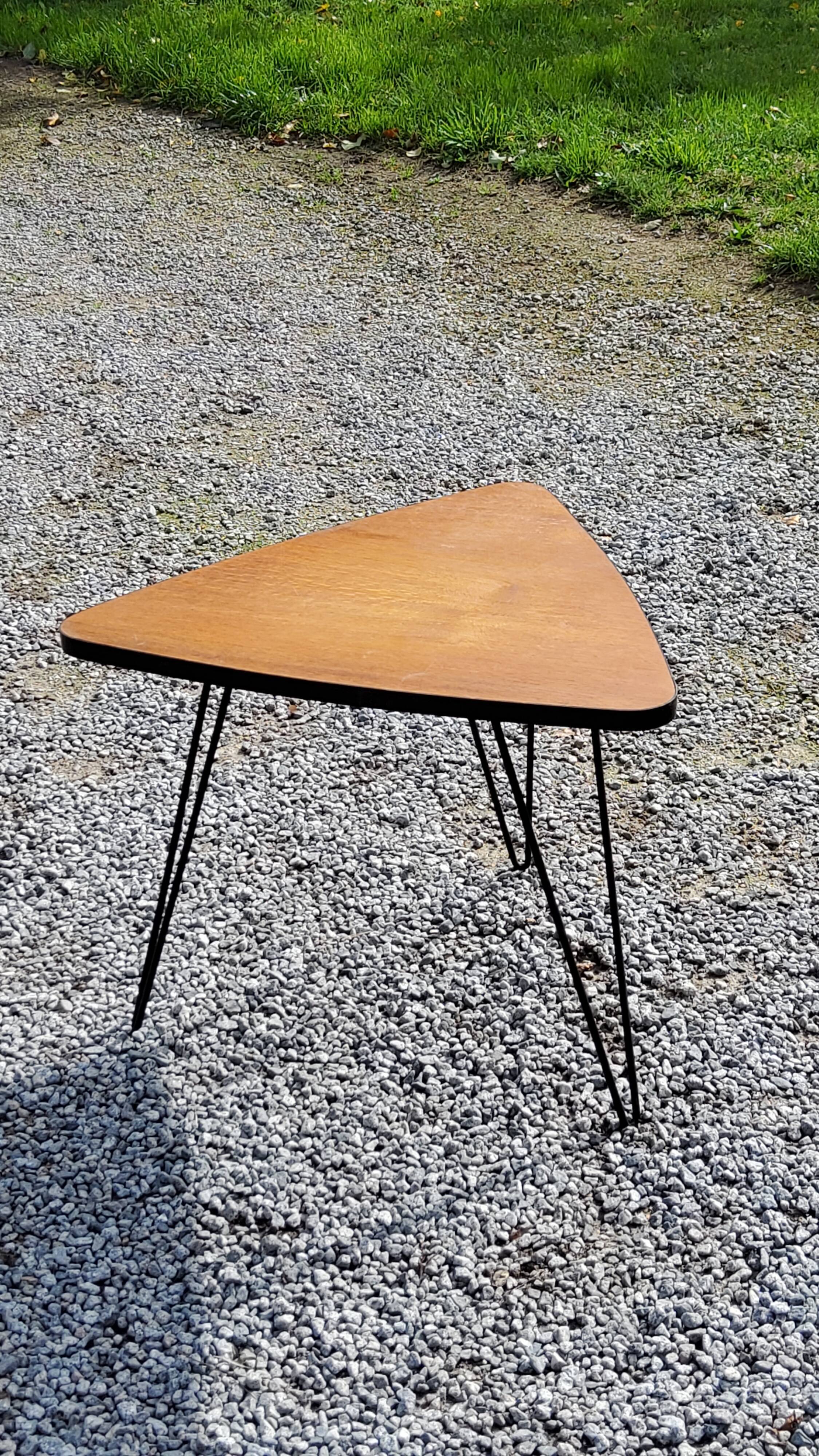 Triangle coffee table in golden blond oak base full iron of the 50s