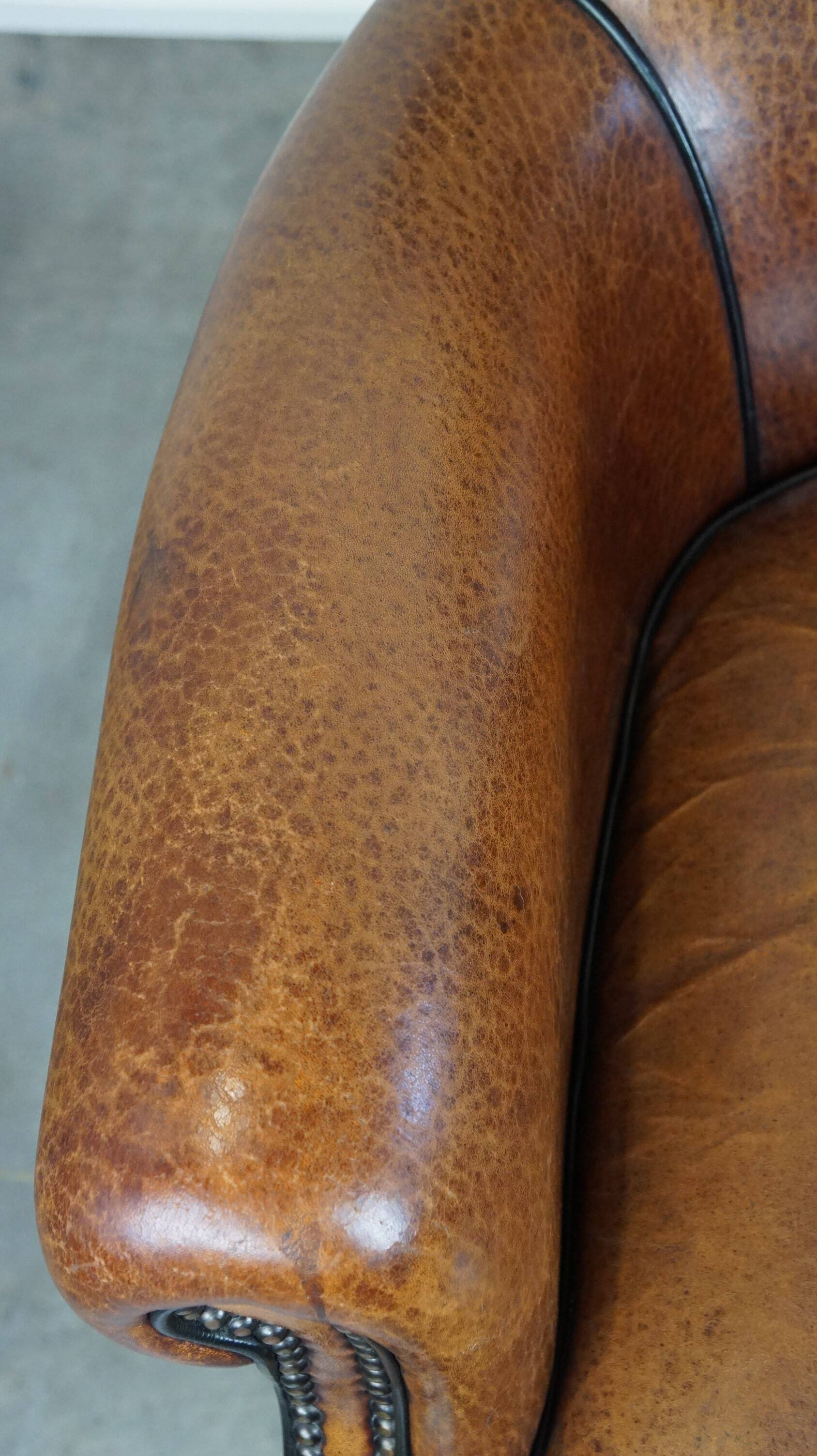 Correct and comfortable sheep leather armchair/armchair with a beautiful finish