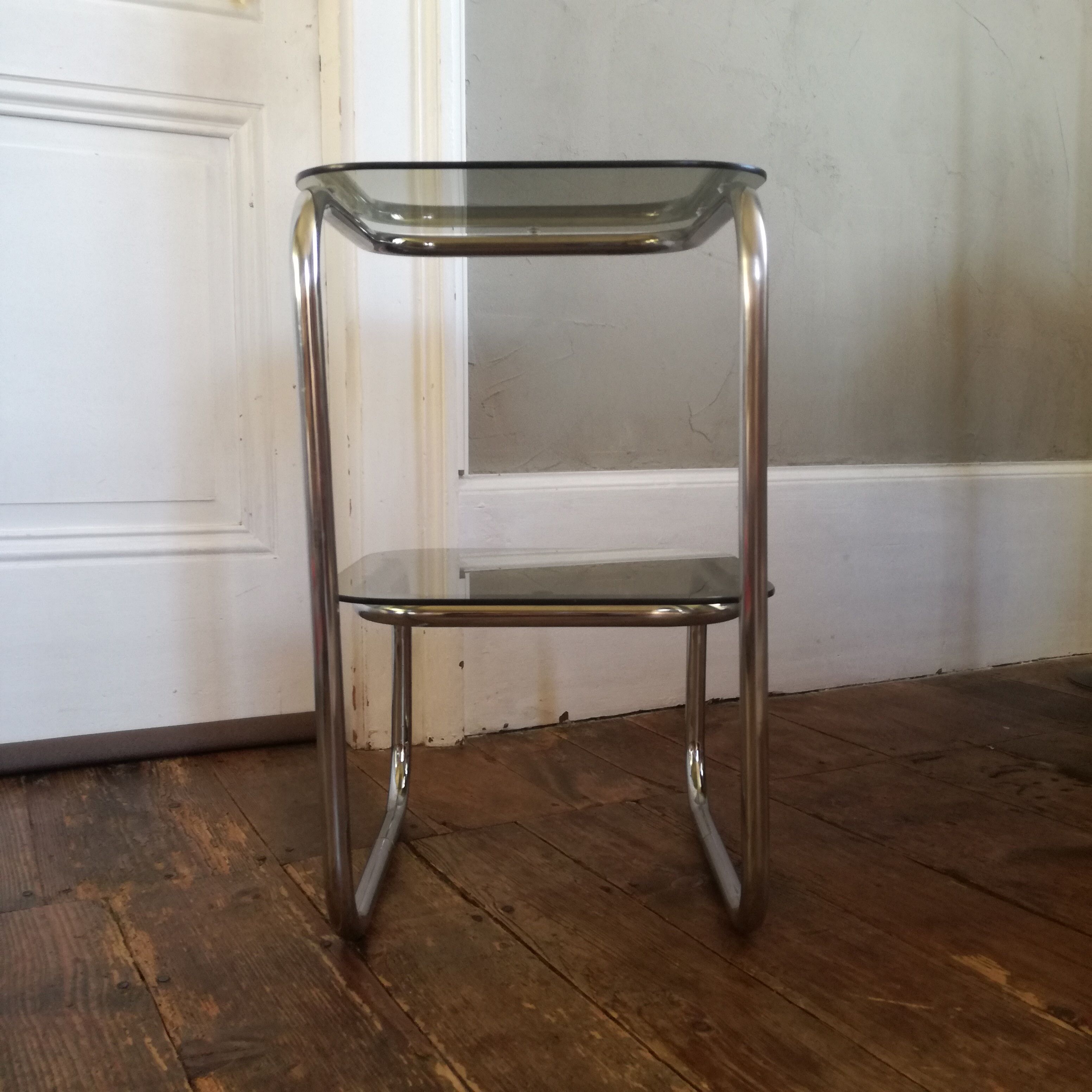 Guéridon en métal et en verre fumé des années 1970