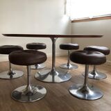 Table oval et ses six poufs