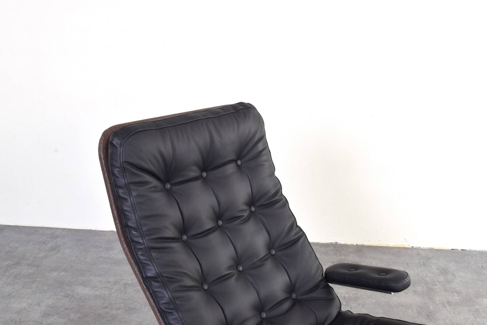 Bauhaus Leather and Chrome Model Fenix Chaise Longue by Sam Larsson for Dux