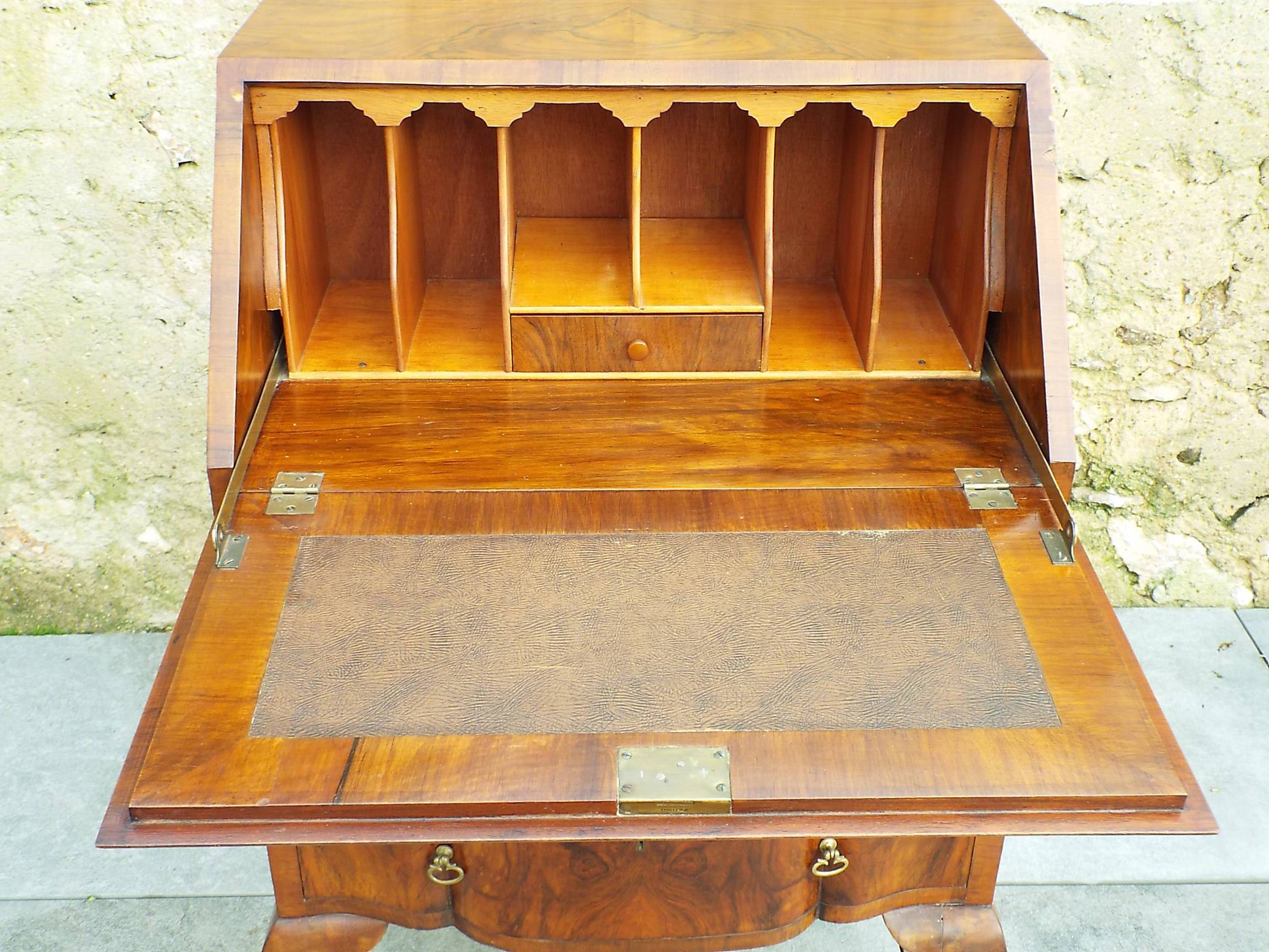 Secrétaire commode Style Queen Anne