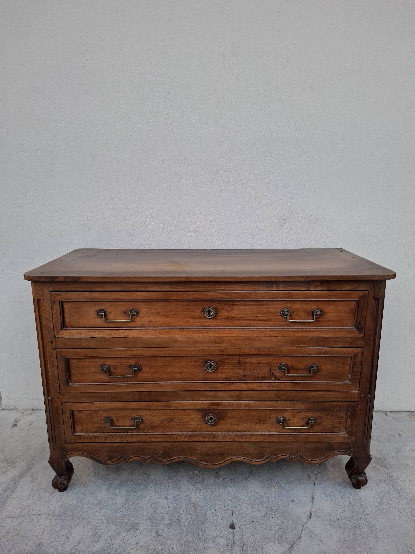 Louis XV style commode in solid walnut, 19th century rustic.