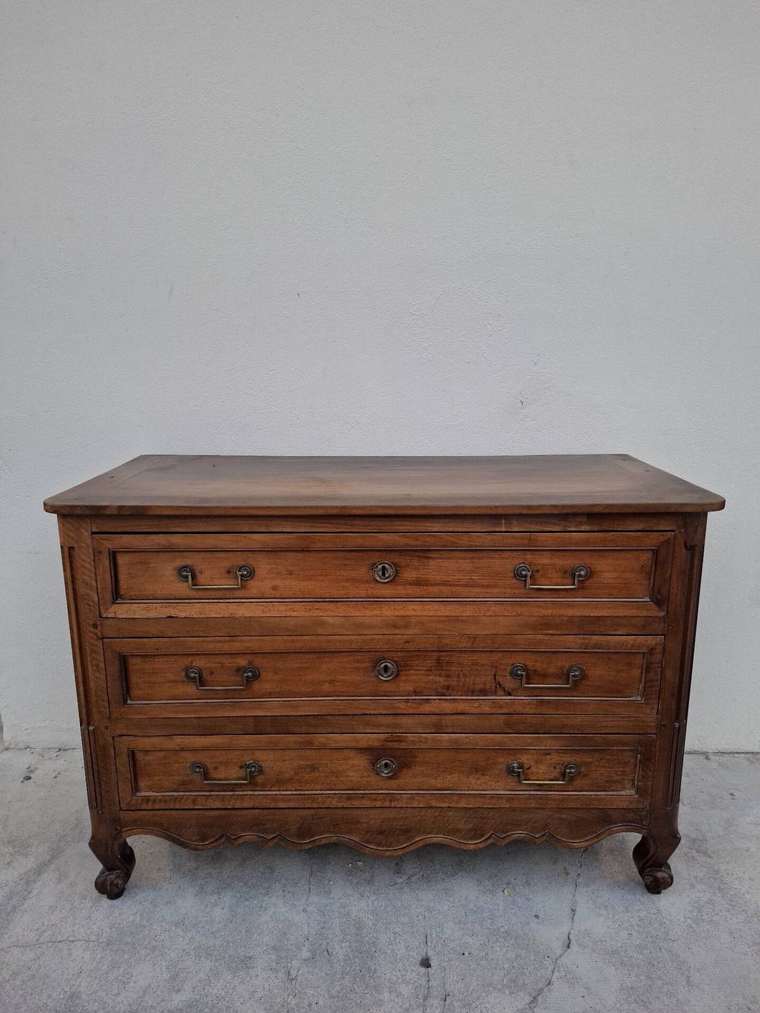 Louis XV style commode in solid walnut, 19th century rustic.