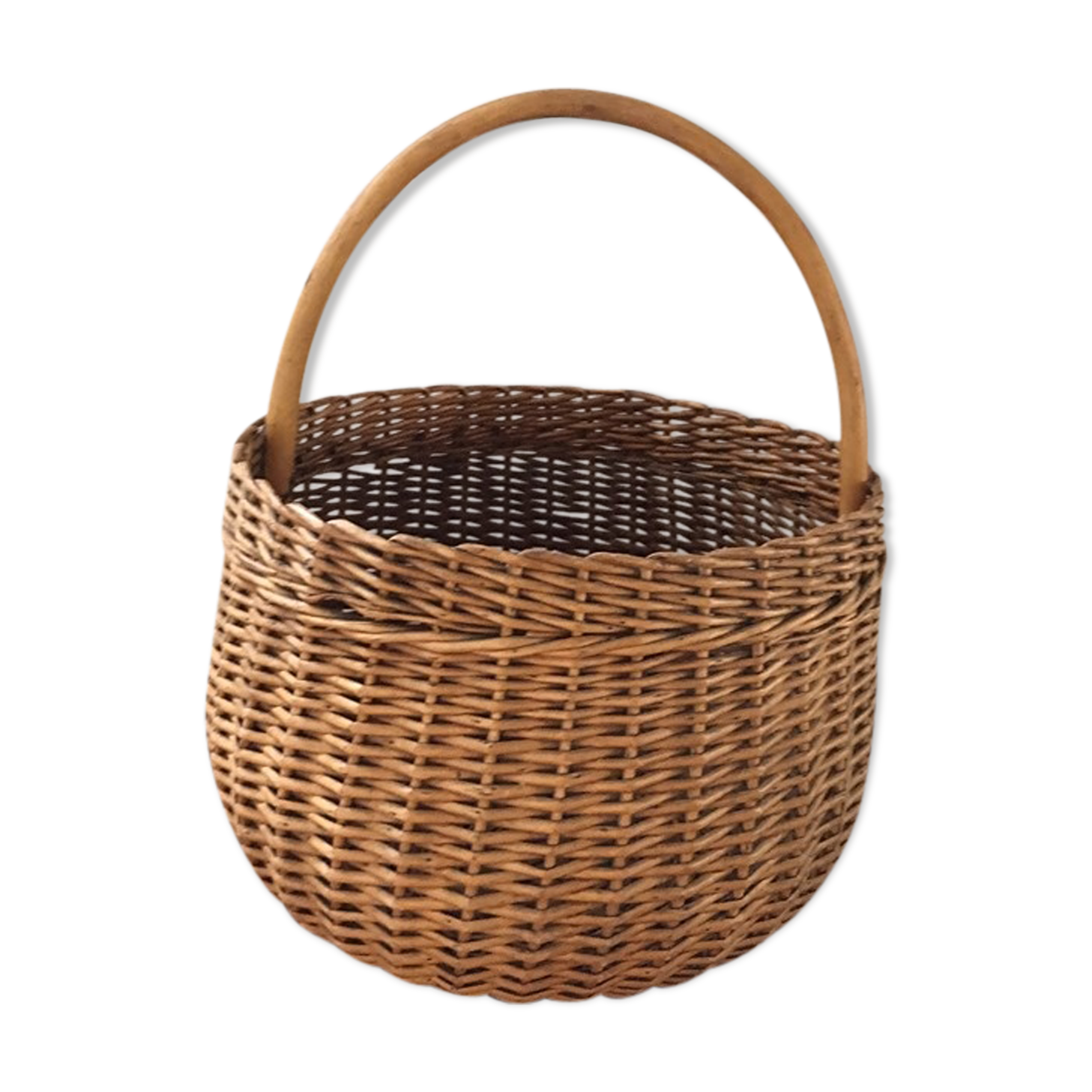 Round wicker basket