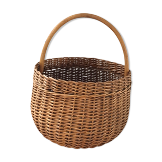 Round wicker basket