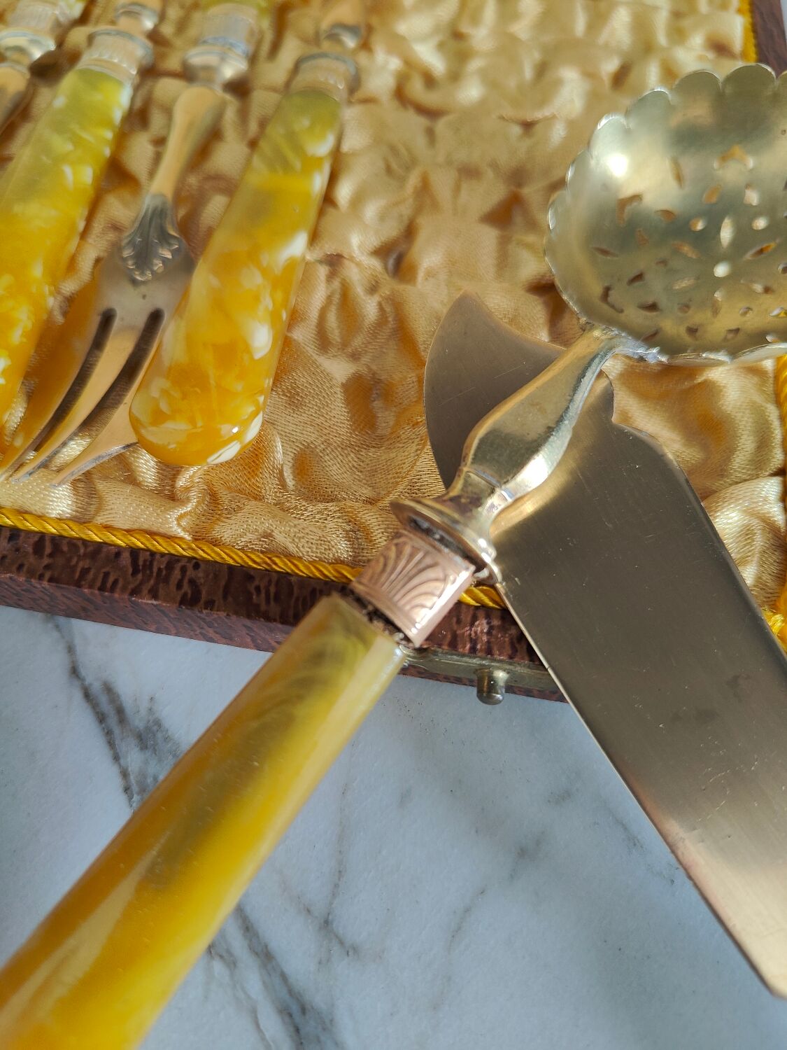 Set of dessert cutlery