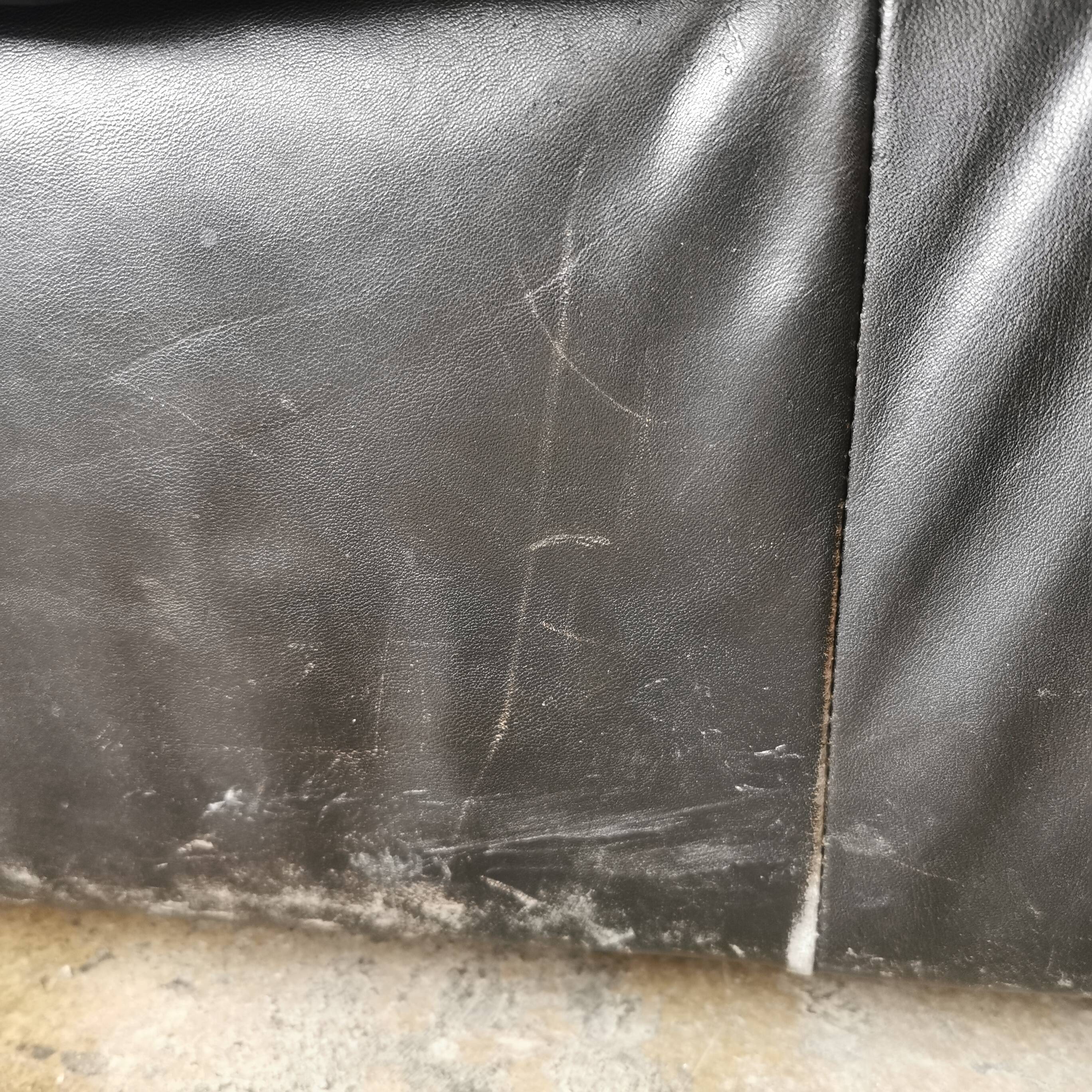 Pair of black leather armchairs from the 80s