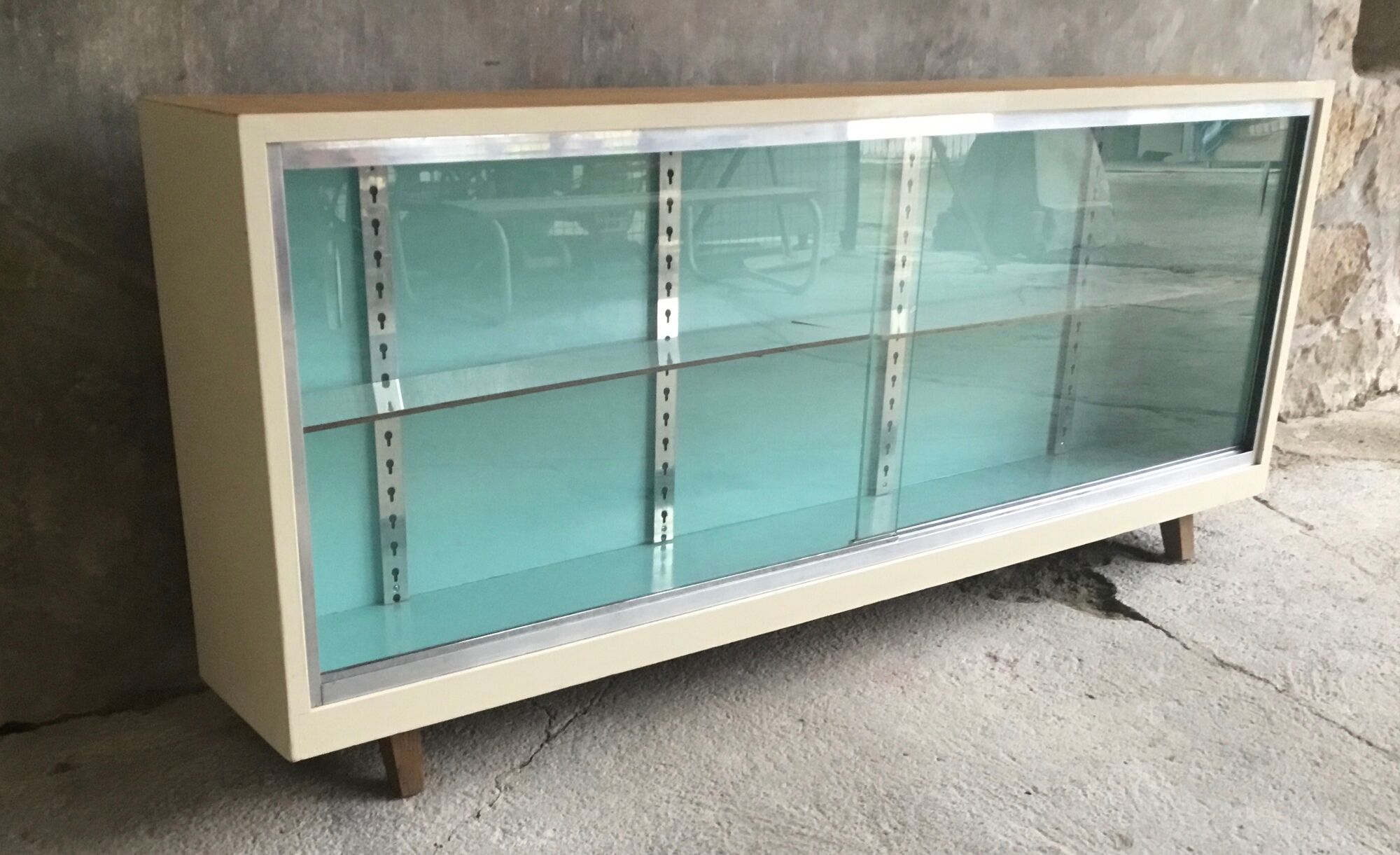 Showcase on feet forming enfilade - vintage furniture - 1960