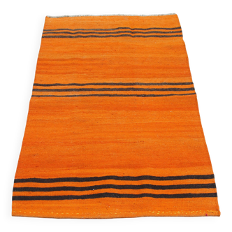 Petits tapis orange faits main
