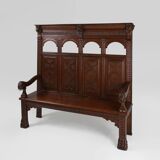 Banc à dossier haut en chêne sculpté de style gothique, France XVIIIe siècle