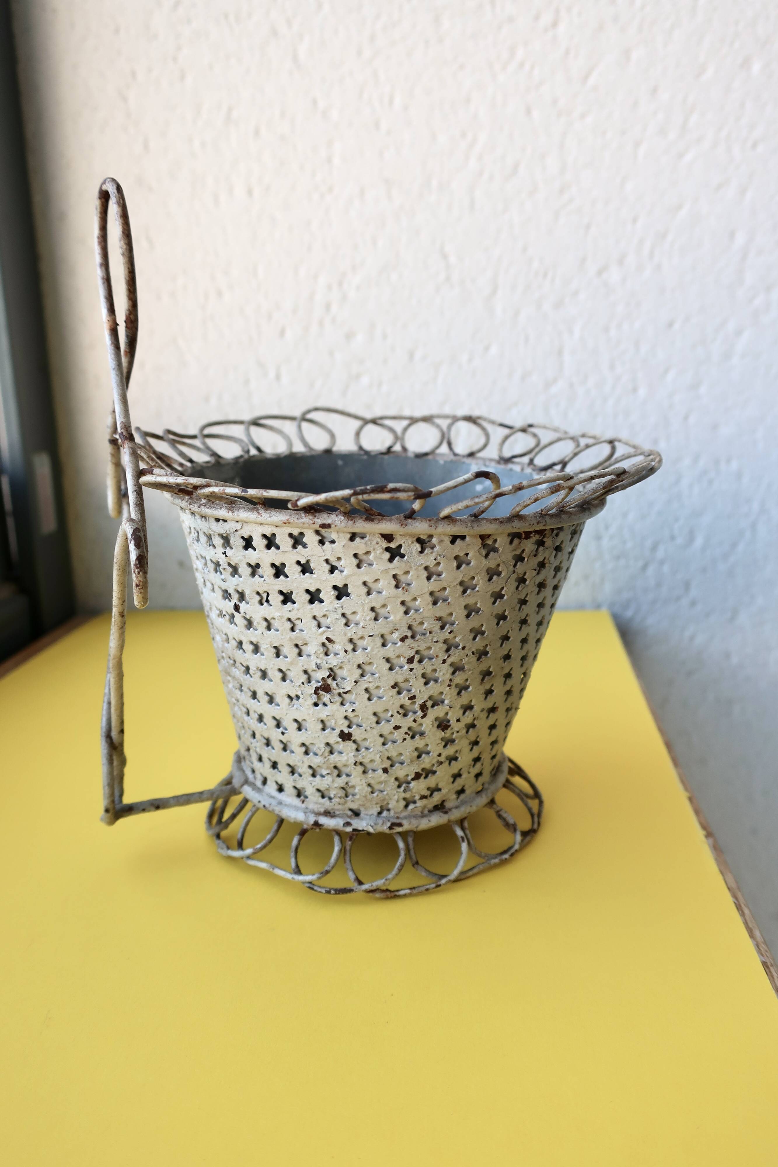 Cache-pot en fer et tôle perforée