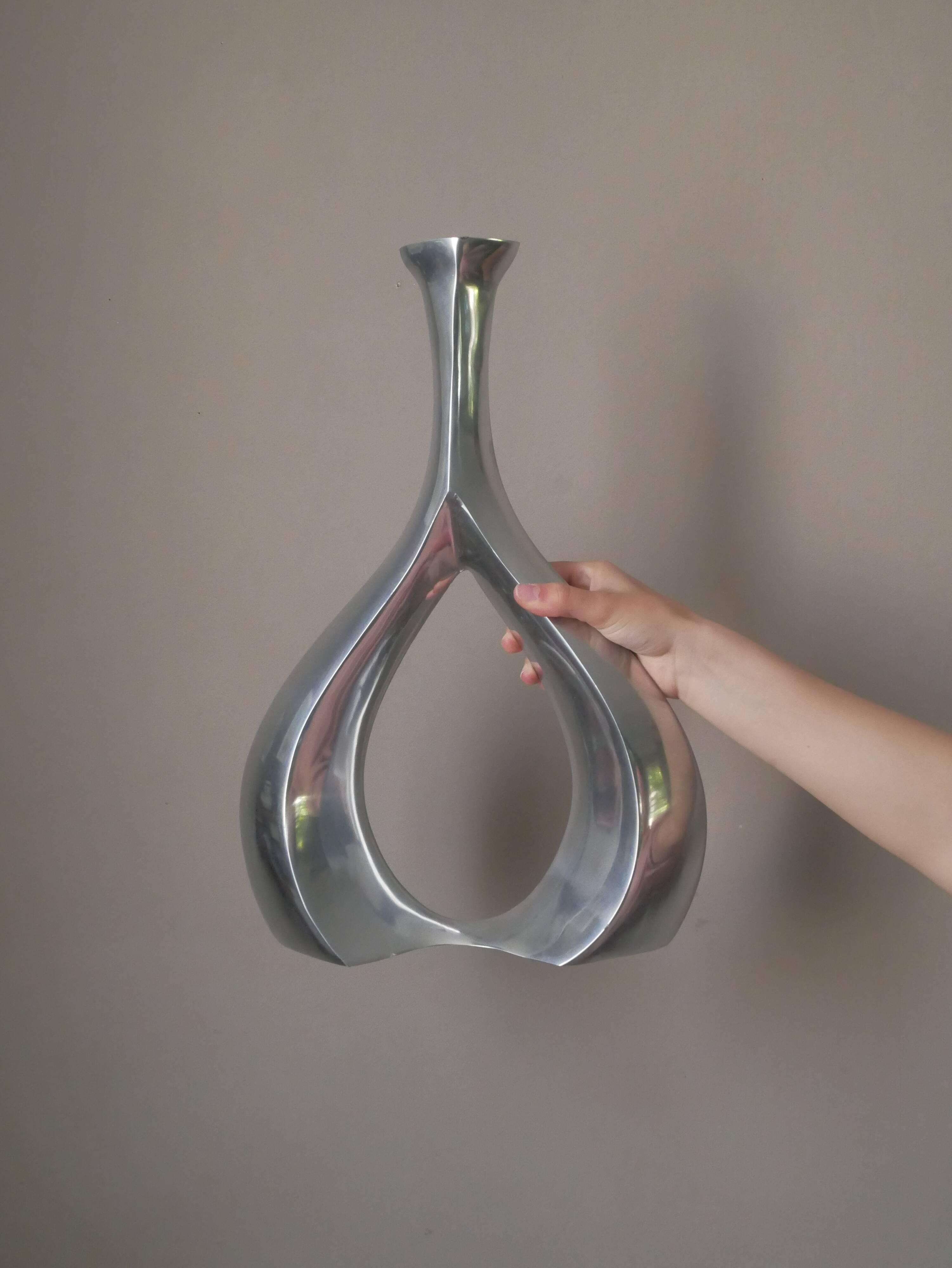 Contemporary design cast aluminum soliflore vase