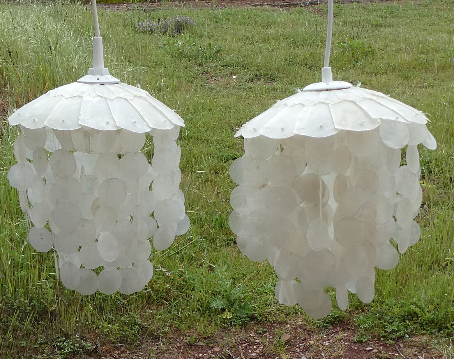 Duo of hanging lamps in mother-of-pearl tassels